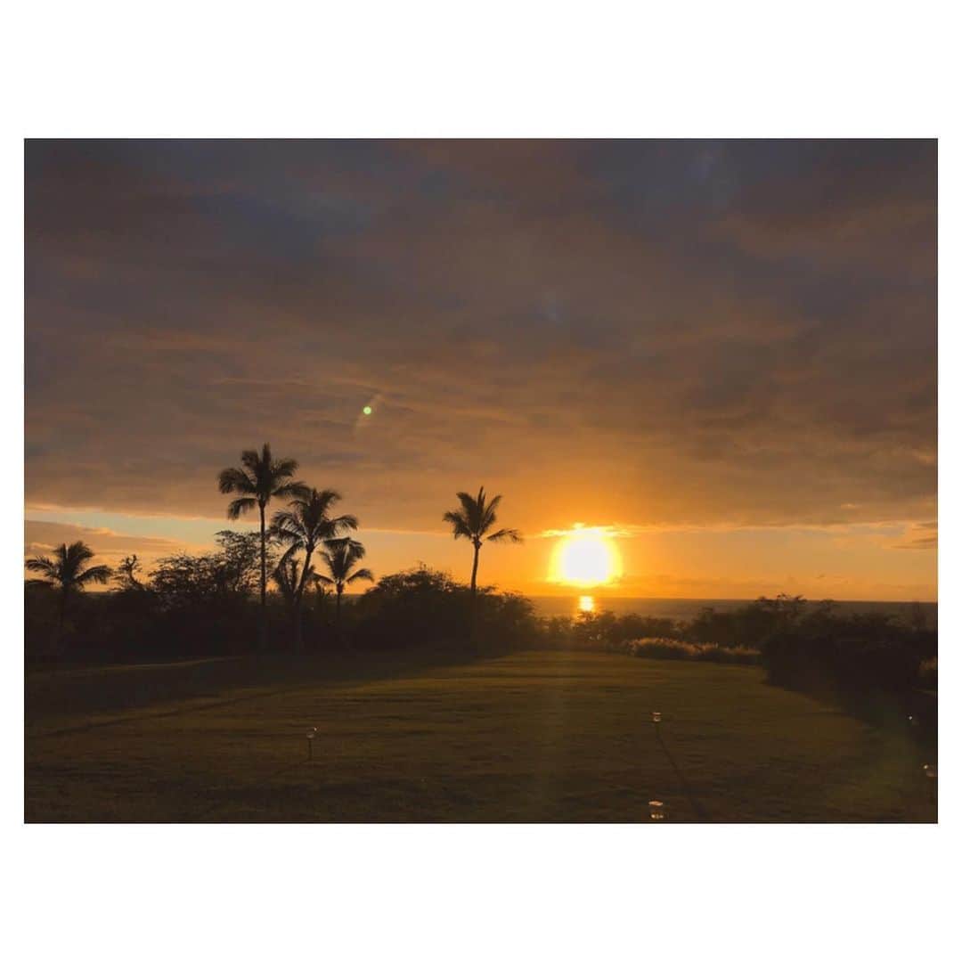 のインスタグラム：「Sunset at Kona🌅 ハワイ島にいます。目まぐるしく過ぎた一日だけど、コナの夕日に感謝🙏 明日も頑張りましょー✨ . . #hawaii #bigisland #kona #aloha #lovehawaii #luckywelivehawaii #hawaiilife #travel #trip #sunset #lifeisajourney #hawaiistagram #instahawaii #ハワイ #ハワイ島 #コナ #アロハ#ハワイ生活 #ハワイ暮らし #ハワイ在住 #旅 #ハワイ好き #ハワイ旅行 #お仕事 #出張 #夕日 #お疲れ様でした  が、まだまだ終わらずホテルでお仕事は続くのでしたー。」