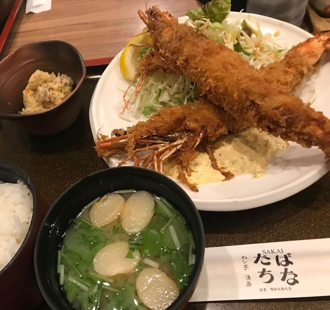 森田展義さんのインスタグラム写真 - (森田展義Instagram)「なんばCITY本館にある 『たちばな』なる処で 『大海老フライ定食』なるものを食す！  #なる処 #なるもの食し  #nobmorley #森田展義 #なんばCITY #たちばな #大海老フライ定食 #美味なるもの #のりお師匠と #マシンガントーク」5月8日 16時35分 - nobmorley
