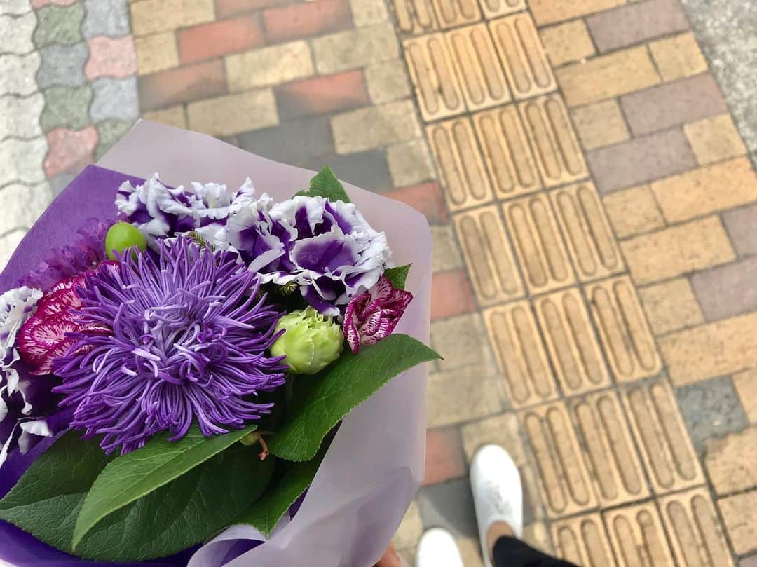 古屋敷沙耶さんのインスタグラム写真 - (古屋敷沙耶Instagram)「お花はもらっても嬉しいけれど、渡す時もわくわくするもの☺︎ . . . . #お祝い#ミニブーケ#プレゼント #紫好きなあの人に#むふふふ」5月8日 16時41分 - mrt.furuyashiki