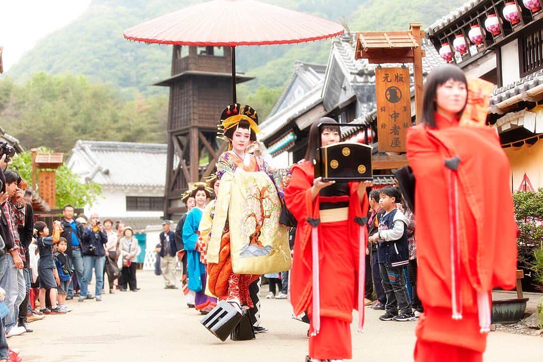 TOBU RAILWAY（東武鉄道）さんのインスタグラム写真 - (TOBU RAILWAY（東武鉄道）Instagram)「. 🚩Nikko Edo Wonderland 🚩日光江戸村 🚩닛코 에도무라 . [Let's go back to the Edo Period in Nikko!] . "Nikko Edo Wonderland" is located in Nikko City, Tochigi Prefecture. At Edo Wonderland, Edo period Japan is reproduced, and it is like walking back to ancient times. You can actually see people wearing kimonos and ninja-like outfits. You can also try to experience the Edo citizen by renting a suit and walking in the Edo era atmosphere. Enjoy delicious food, fun activities such as Japanese sword and watching plays to experience Japan. It's a place really worth visiting! . . 【닛코에서 에도시대로 타임 슬립하자!】 . 도치기 닛코에는 '닛코 에도무라'(Nikko Edo Wonderland)가 있습니다. 거기에는 에도시대의 일본이 재현되어 있습니다. 기모노를 입은 사람들과 닌자를 실제로 볼 수 있습니다. 물론 여러분도 직접 의상을 입고 에도 시대를 체험할 수 있습니다. 일본도 체험을 하거나 연극을 보거나 일본 음식을 맛보는 등 일본을 직접 느껴볼 수 있습니다.  꼭 방문해 주시기 바랍니다! . . . #tobujapantrip #japan #nikko #nikkoedowonderland #japanlandscape  #photo_shorttrip #photo_travelers  #jp_gallery #instatravel #worldcaptures #ninjya #oiran #japaneseculture #travelingram #bestjapanpics #lovejapan #japan_of_insta #art_of_japan_  #moodygrams #beautifuljapan #닛코 #풍경스타그램 #여행스타그램 #여행 #일본여행 #여행기록 #여행스냅 #일본체험」5月8日 16時52分 - tobu_japan_trip