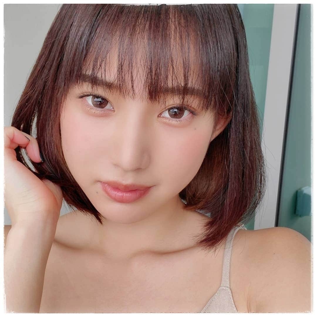 保坂玲奈さんのインスタグラム写真 - (保坂玲奈Instagram)「💜 . マツエクはみちよさん @michiyo_inozuka . ふさっふさで優しい印象のデザインで アイライン効果がしっかりあるので アイラインは目じりのみに ちょこんとしか描いてない🌸 . ハワイでお買い物中に そのアイラッシュ好きって店員さんに 褒められちゃった🥰 . . アイシャドウは大好きなLUNASOL カラコンはFemiiのナチュラルモーヴ . . . #アイラッシュ #マツエク #マツエクデザイン #目元 #アイメイク #アイシャドウ #LUNASOL #ルナソル #カラコン #Femii #ナチュラルモーヴ #Femiiナチュラルモーヴ #コスメ #コスメレポ #コスメレポート #カラコンレポ #カラコンレポート #カラコン着画 #アイラッシュデザイン #マツ育」5月8日 16時46分 - __renao_0707