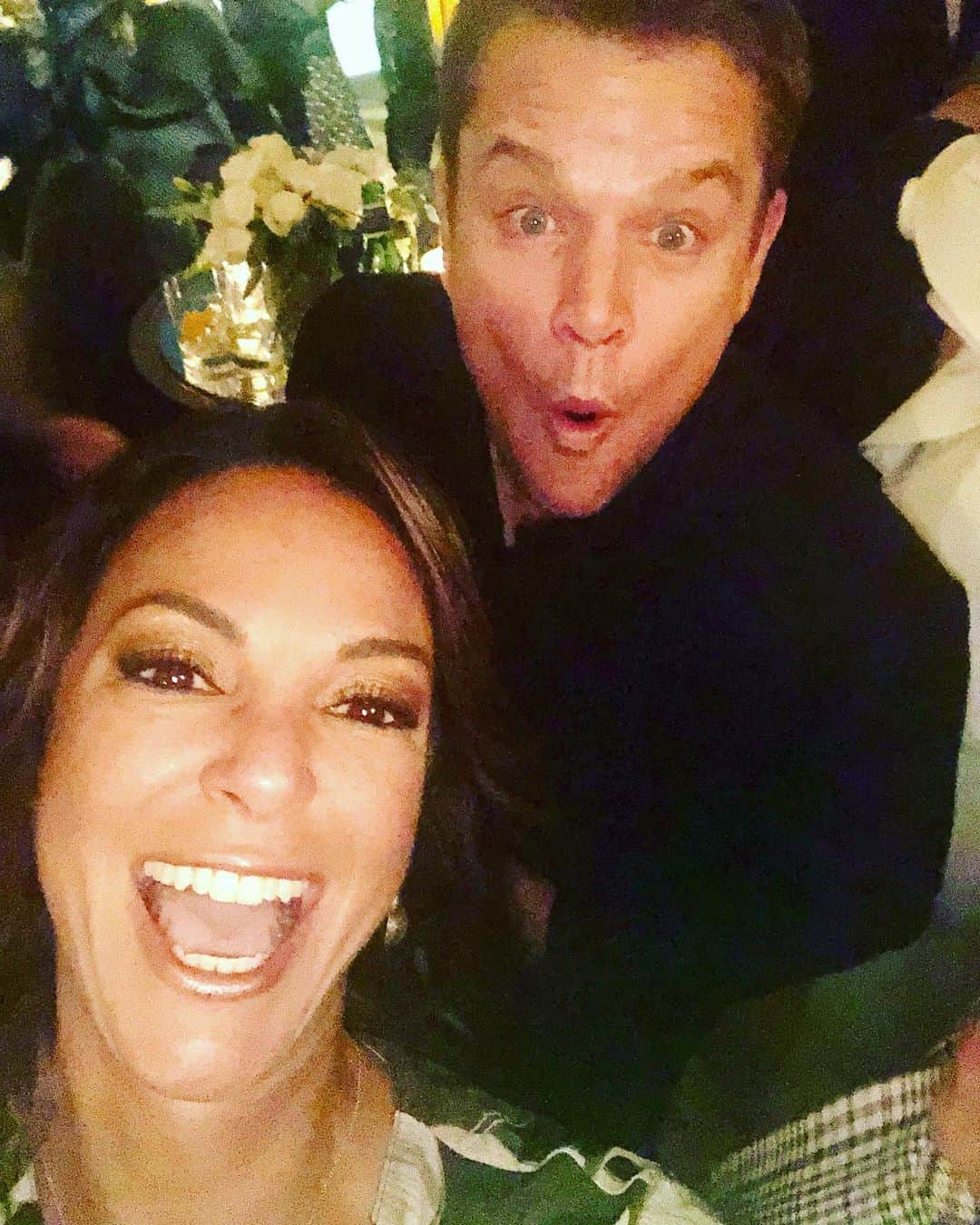 のインスタグラム：「Minding my beezwax, tryin to selfie and got photo bombed. #mattdamon #hollywoodmoment  #onlyInLA 😂 @catch22onhulu premier」