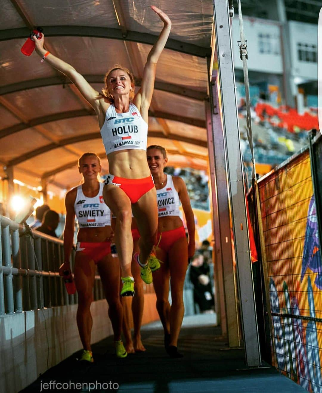 マウゴジャータ・ホルブさんのインスタグラム写真 - (マウゴジャータ・ホルブInstagram)「2 lata temu tak cieszyłam się z🥈 medalu na World Relays, wierze, że tym razem będzie podobnie. Pobiegniemy w innym składzie, ale tak jak zawsze będziemy walczyć do ostatniego metra! 🏃🏼‍♀️ Ruszamy do @iaafyokohama19 👊🏻🇵🇱@iaafworldrelays #polishteam #runninggirl #positivevibes #memories #readytorunfast」5月8日 22時23分 - holub_kowalik