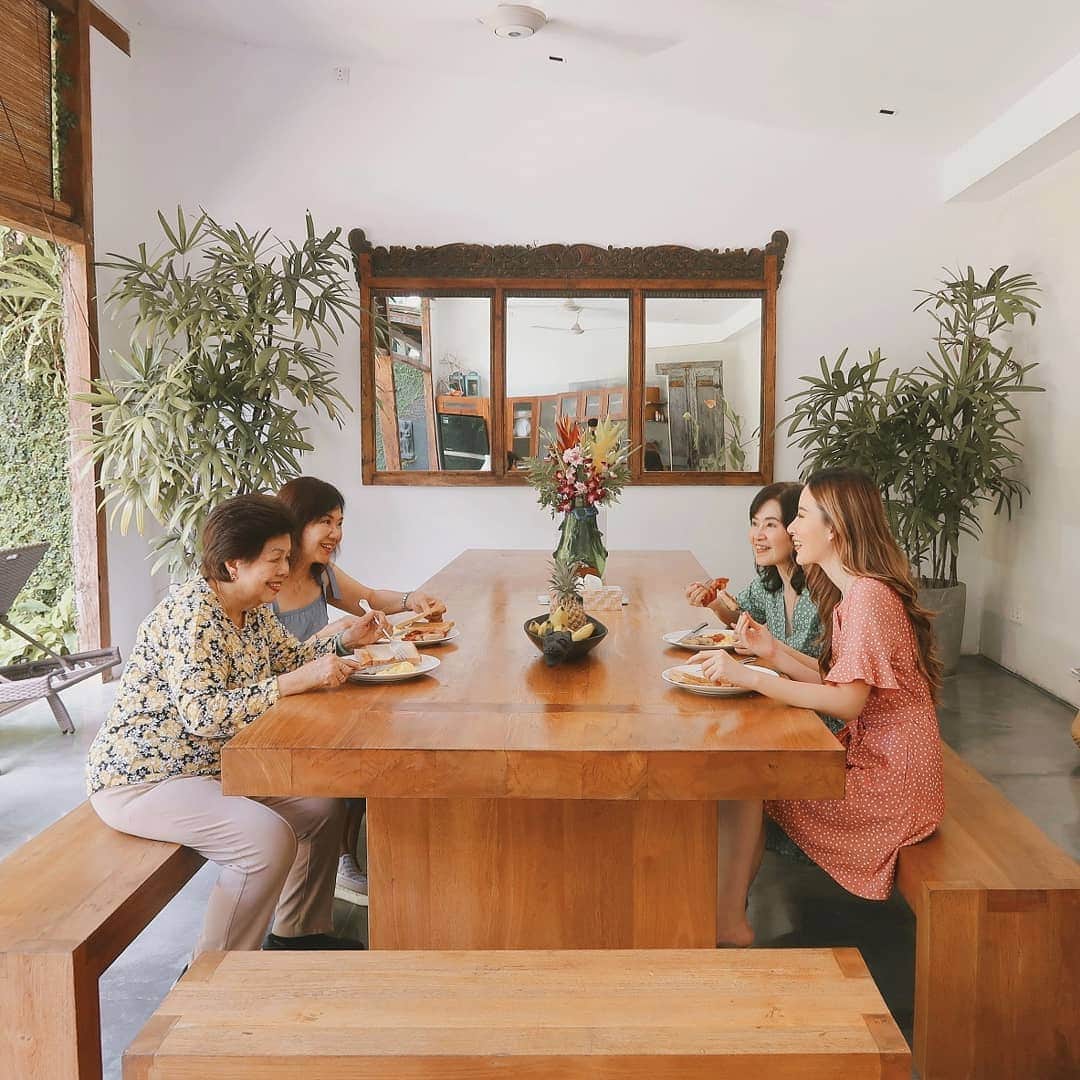 エリッサ・ヤマダのインスタグラム：「Despite the constant question of, 'When are you getting married?', I still very much enjoyed the company of this trio on my Bali trip two weeks ago 😂 We had such a great time and a big part of it was thanks to this amazing @homeawayasia villa that we stayed in! The housekeeper was very helpful and friendly, it was very spacious and beautiful as you can see on my IGTV, and it's located strategically in Batubelig (10mins to Canggu and Seminyak, and 20mins away from the airport). Definitely recommended!  Link to this place: https://hmwy.io/elleinbali ♥️ . #ellejessinbali #GetHomeAwayinBali #GetAwaywithHomeAway #HomeAway」