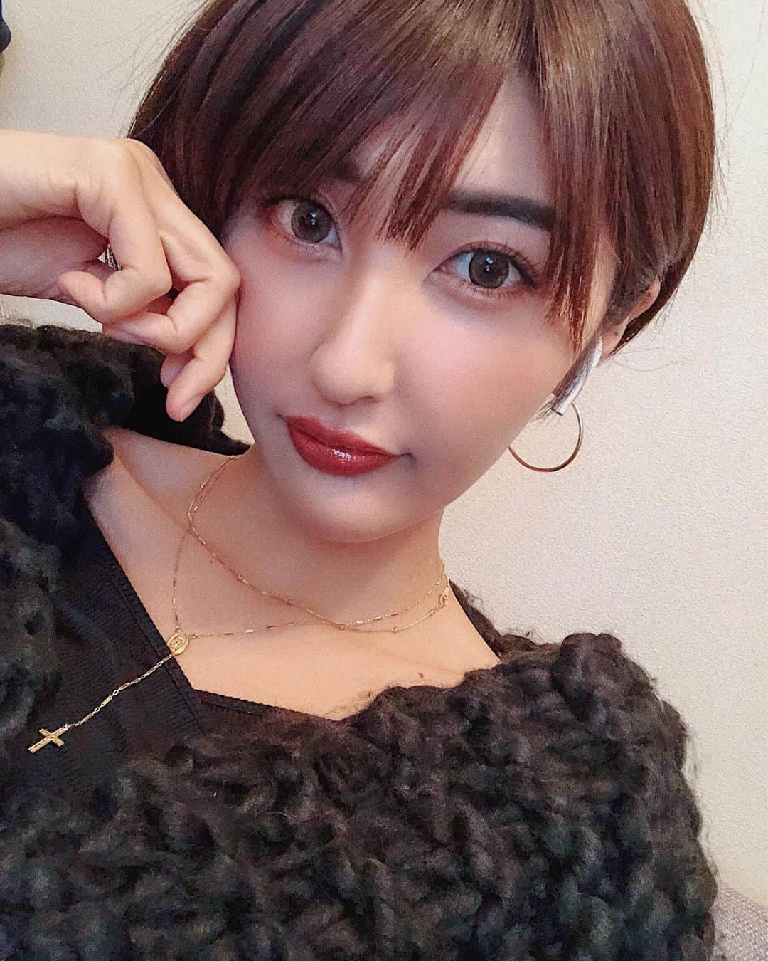 Lisaのインスタグラム：「. GWはお休みもなく 日々忙しく過ごしました🤕🤕 . 疲れが溜まっております🤕🤕🧟‍♀️ . 髪伸びたのでまた切ろうかどうしようか ずっと悩み中、、、 前髪も、、めんどくさいなぁ、、🙄🙄笑 #疲れたGW#皆様おやすみでしたか？#私はありませんでしたよっ#ずっと髪型迷子#飽きやすい#でもめんどくさい#早く沖縄行きたい#ショート#ショートカット#コジュニショート#instadaily#instagood#instasize#instapic#instamag #instalike#like4like#hair」
