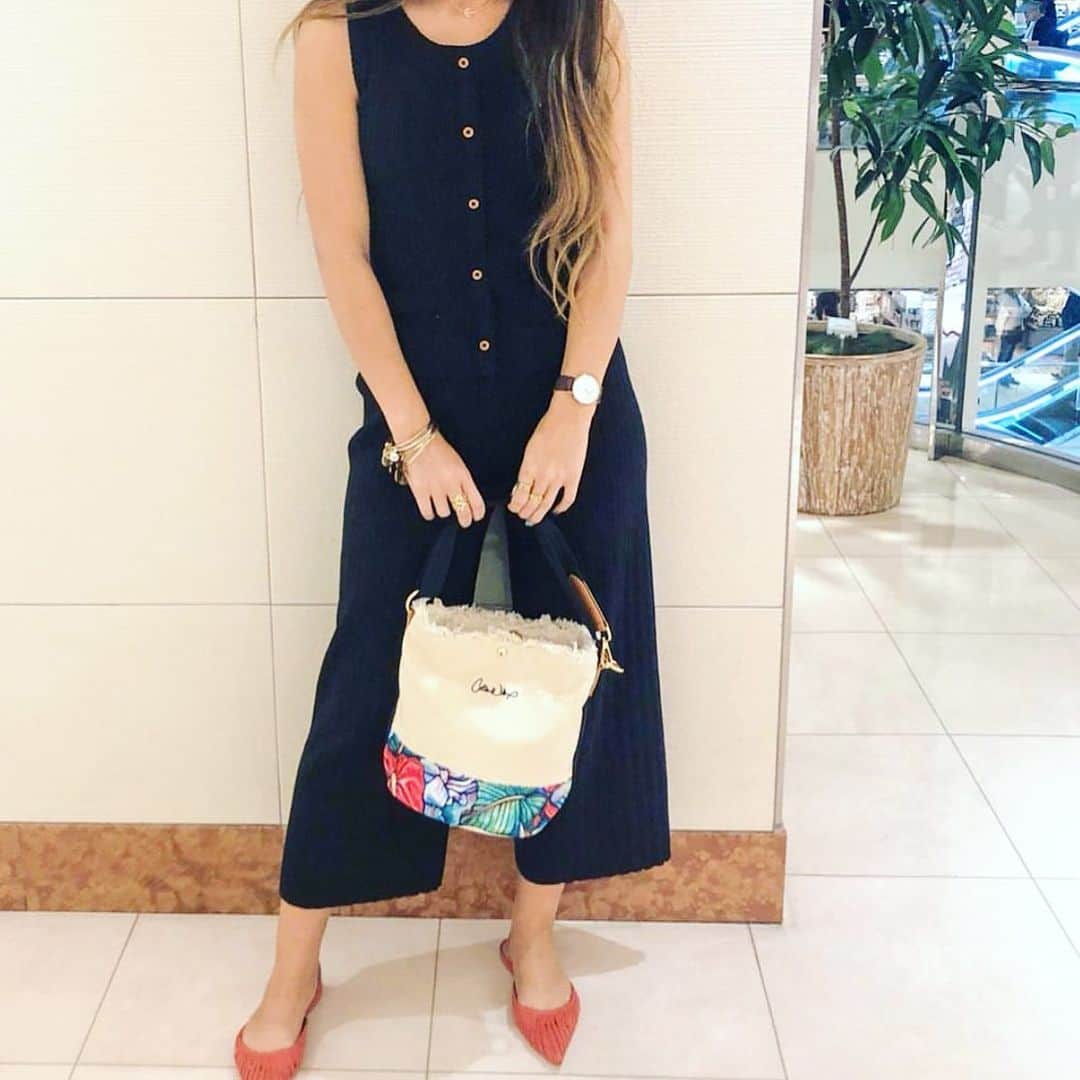 ラレイアのインスタグラム：「🌺 Colleen Wilcox × La Leiaコラボの 2wayミニショルダーが川崎店 @laleia.kwsk 吉祥寺店 @laleia_kichijoji でも大人気😍✨ ・ 完売必至アイテムなのでお見逃しなく😫💦 ・ #楽天 サイトでは母の日クーポンも配布中です😊 ぜひお見逃しなく💓 @laleia_official  @colleenwilcoxgallery_jp  #colleen#colleenwilcox#art#hawaii#aloha#surf#beach#fashion#laleia#ハワイ#フォトジェニック#インスタ映え#インスタ女子#アロハ#ビーチ#海を感じる雑貨#ラレイア#ギフト#プレゼント#アート#ビーチガール#サーフスタイル#大人カジュアル#母の日」