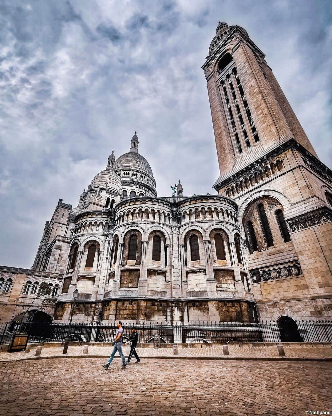 nathparisのインスタグラム：「🇫🇷 Il y a quelques semaines j’ai testé le #HuaweiP30Pro en mode grand angle, un mode indispensable pour capturer des monuments entier à une courte distance.  @HuaweiMobileFR #HuaweiP30Pro #RethinkPossible #AD . 🇺🇸 A few weeks ago I tested the # HuaweiP30Pro in wide angle mode, an indispensable mode to capture entire monuments at a short distance. #paris」