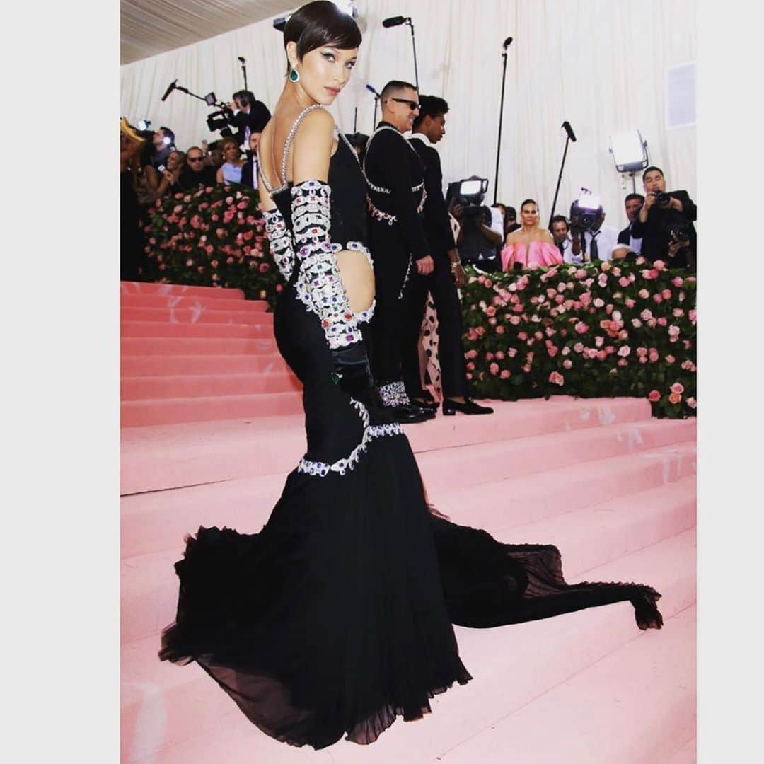 Moschinoさんのインスタグラム写真 - (MoschinoInstagram)「#Repost @matthewbaronphoto ・・・ The stairs.  Over-the-shoulder on the stairs of the #metropolitanmuseumofart  @bellahadid in #moschino @itsjeremyscott  Photos © @matthewbaronphoto  #metgala2019 #vogue #campnotesonfashion #metcamp #bellahadid #metgala」5月8日 22時19分 - moschino