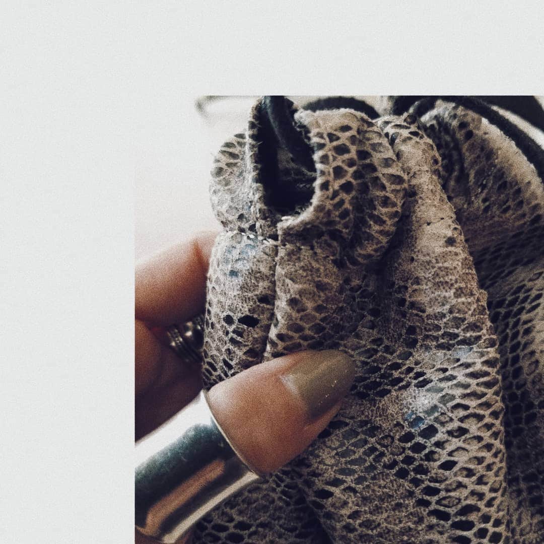 neokazumiのインスタグラム：「﻿ drawstring bag﻿ ﻿ 作ってるよ﻿(つまり巾着ばっぐ) ﻿ にょろり🐍﻿ ﻿ #ariesmirage#ariesmirage別注#python」