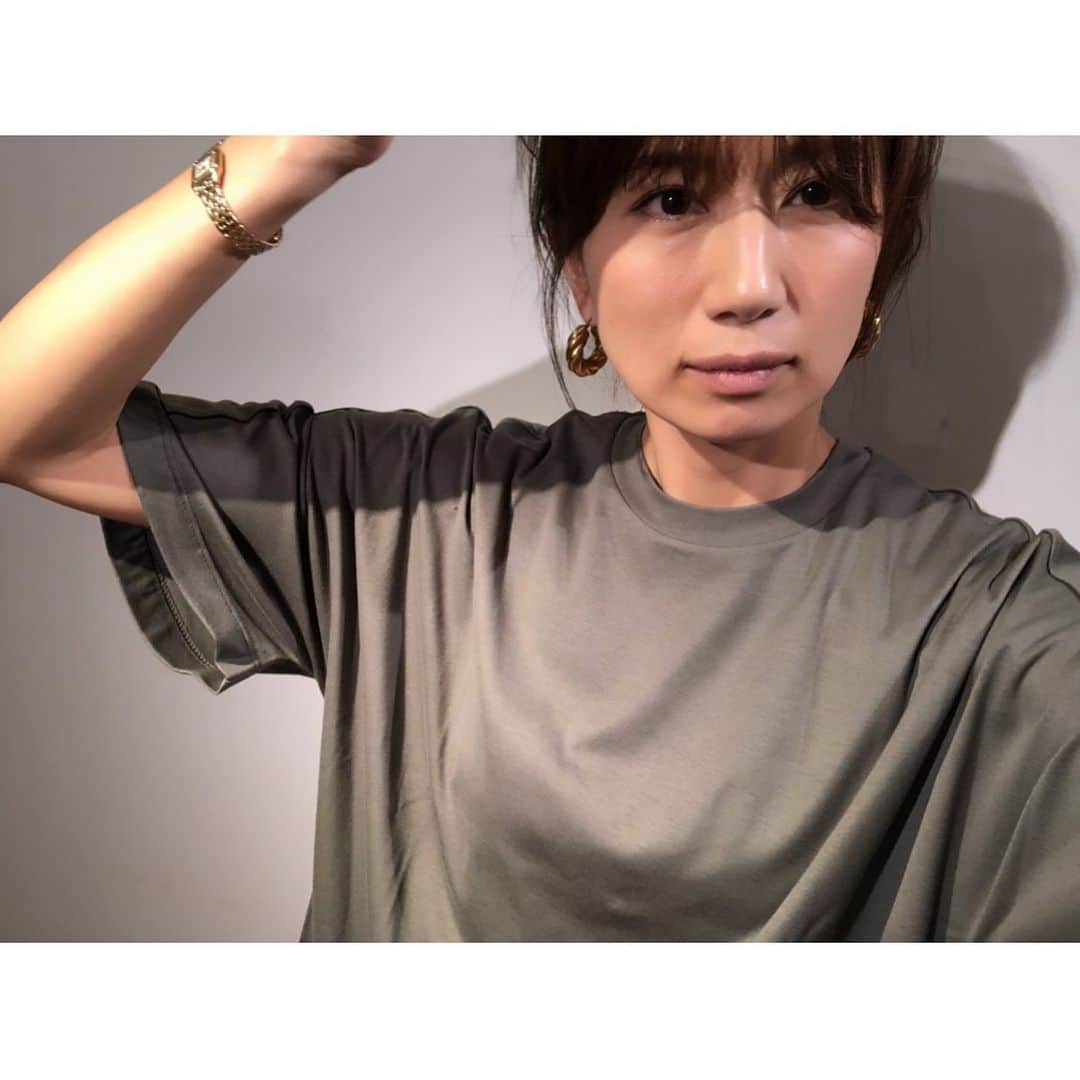 東原亜希さんのインスタグラム写真 - (東原亜希Instagram)「生地が本当にしっかりしているのです♡わたしは去年のもまだまだ活躍させます♡秋冬にもニットの裾からチラッと見せたりできたので、通年通して大活躍でした♡首の空き具合もご参考までに♡」5月8日 22時21分 - akihigashihara