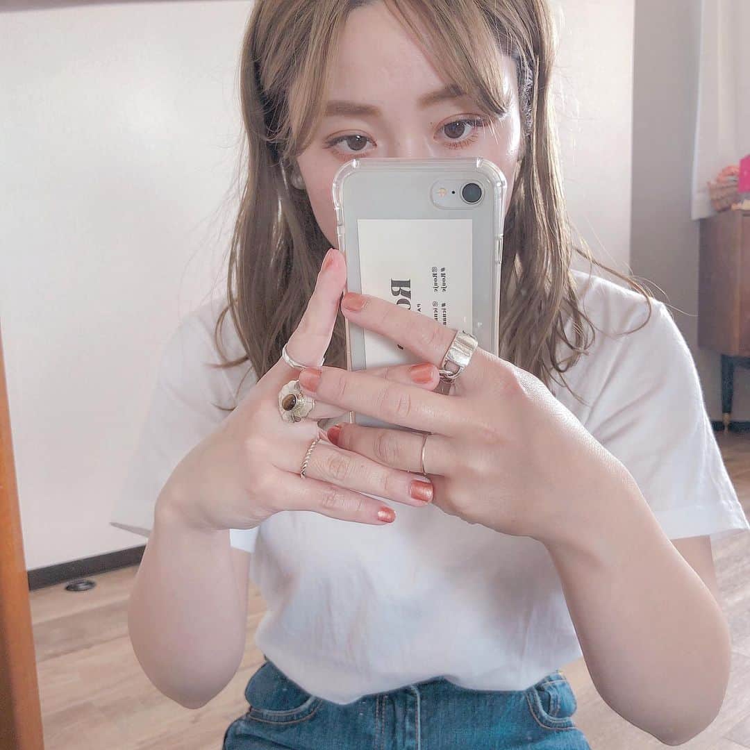 のインスタグラム：「暖かくなってきたから（最近またちょっと寒いけどw）ネイルをオレンジに変えた🍊 そして順調に髪が伸びてきてる◎（髪色の退色加減もばっちり❤︎） ・ ・ ・ #セルフネイル#ネイル#ネイルズインク#お洒落さんと繋がりたい#ファッション#コーデ#ママコーデ#ツヤ肌#女子力#大人カジュアル#オレンジ#シルバーアクセサリー  #nailsinc#nails#beauty#followme#selfnail#instagood#instalike#instabeauty#rili_tokyo#pressblog#sucle#ena_ootd#silverring」