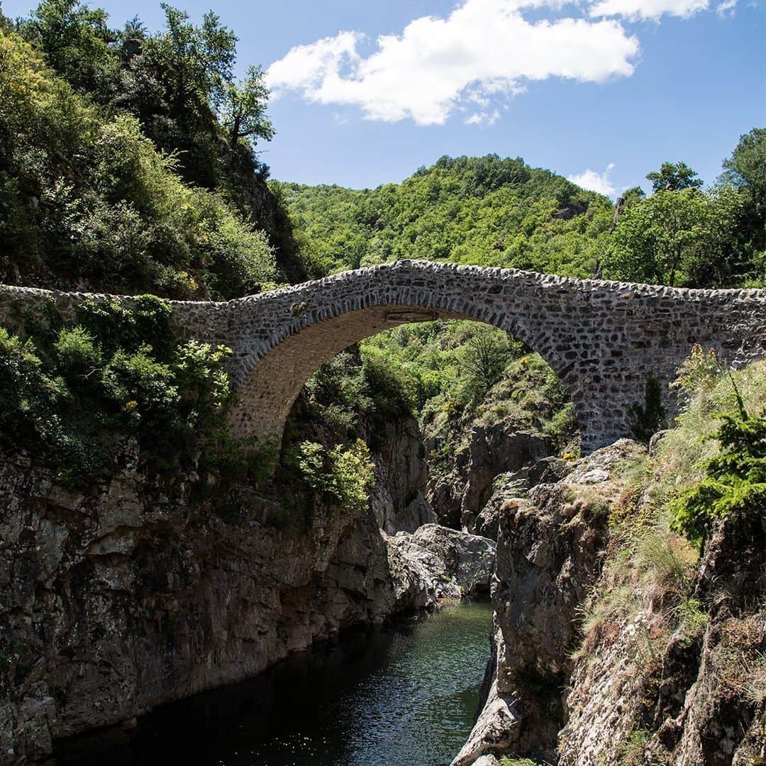 Melvita Officialのインスタグラム：「Destination l'Ardèche pour les ponts de Mai ! 🌿☀⠀ Et vous, qu'avez-vous prévu pour ce long week-end ? ⠀ ⠀ #melvita #jepasseaubio #ouialabeautebio #madeinfrance #fabriqueenfrance #greenbeauty #ardeche #cosmetiquebio #weekend #voyage #escapade #soleil #vacances #nature」