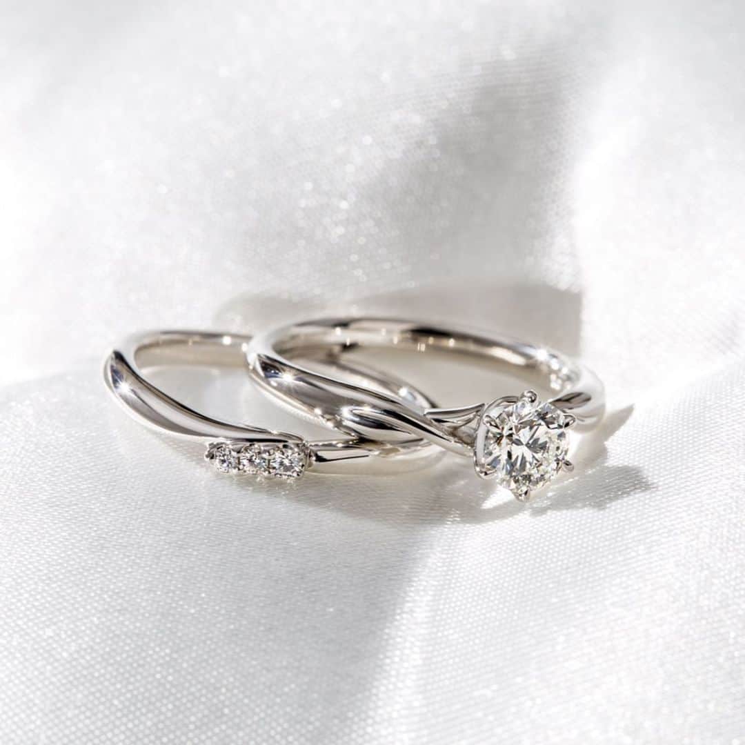 ラザール ダイヤモンド ブティック公式 | 婚約・結婚指輪さんのインスタグラム写真 - (ラザール ダイヤモンド ブティック公式 | 婚約・結婚指輪Instagram)「・ 「ずっと、そばに･･･。その揺るぎない意思と、願いを込めた永遠にきらめく贈り物。」 ・ ふたりがスタートする輝かしい未来をかたちにしたエンゲージリング。 それぞれの指輪に込められた想いが存在します。 そんな指輪毎のストーリーを知ることで、より一層、指輪への愛着が湧くきっかけにもなります。 ・ ⌒*⌒*⌒*⌒*⌒*⌒*⌒*⌒*⌒*⌒*⌒*⌒* WILL/ウィル(Carat : 0.20ct～/Price(税抜) : 279,000円～) https://www.lazarediamond.jp/collection/engagement/will.php  CARILLON/カリヨン(Carat : 0.20ct～/Price(税抜) : 189,000円～) https://www.lazarediamond.jp/collection/engagement/carillon.php ⌒*⌒*⌒*⌒*⌒*⌒*⌒*⌒*⌒*⌒*⌒*⌒* ・ THE WORLD’S MOST BEAUTIFUL DIAMOND® 商品詳細はプロフィール @lazarediamond_boutique のURLからどうぞ ・ ご予約のうえ、初来店の方に2,000円分のJCB商品券をプレゼント ・ #二人のスタート #輝かしい未来 #指輪のストーリー #作り手の想い ・ #WILL #ウィル #CARILLON #カリヨン ・ #プロポーズ #ブライダルリング #マリッジリング #エンゲージリング #エンゲージメントリング #ダイヤモンドリング #婚約 #結婚 #指輪 #婚約指輪 #結婚指輪 #婚約指輪選び #結婚指輪選び #指輪探し #結婚式 #結婚式準備 #2019年春婚 #2019年夏婚 #2019年秋婚 #2019年冬婚 ・ #ラザールダイヤモンド #lazarediamond」5月8日 17時00分 - lazarediamond_boutique