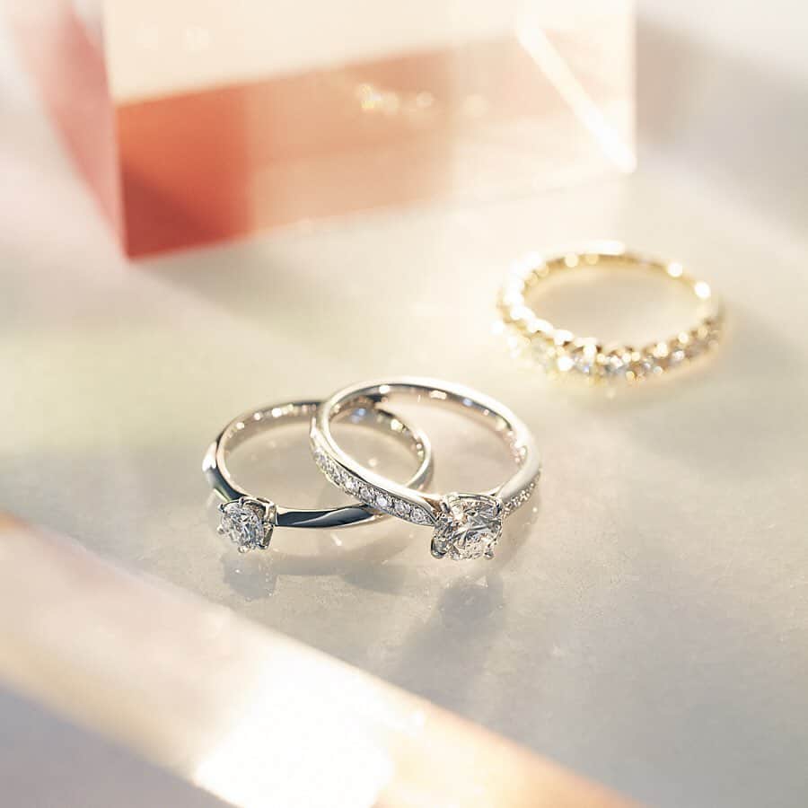ラザール ダイヤモンド ブティック公式 | 婚約・結婚指輪さんのインスタグラム写真 - (ラザール ダイヤモンド ブティック公式 | 婚約・結婚指輪Instagram)「・ 「ずっと、そばに･･･。その揺るぎない意思と、願いを込めた永遠にきらめく贈り物。」 ・ ふたりがスタートする輝かしい未来をかたちにしたエンゲージリング。 それぞれの指輪に込められた想いが存在します。 そんな指輪毎のストーリーを知ることで、より一層、指輪への愛着が湧くきっかけにもなります。 ・ ⌒*⌒*⌒*⌒*⌒*⌒*⌒*⌒*⌒*⌒*⌒*⌒* WILL/ウィル(Carat : 0.20ct～/Price(税抜) : 279,000円～) https://www.lazarediamond.jp/collection/engagement/will.php  CARILLON/カリヨン(Carat : 0.20ct～/Price(税抜) : 189,000円～) https://www.lazarediamond.jp/collection/engagement/carillon.php ⌒*⌒*⌒*⌒*⌒*⌒*⌒*⌒*⌒*⌒*⌒*⌒* ・ THE WORLD’S MOST BEAUTIFUL DIAMOND® 商品詳細はプロフィール @lazarediamond_boutique のURLからどうぞ ・ ご予約のうえ、初来店の方に2,000円分のJCB商品券をプレゼント ・ #二人のスタート #輝かしい未来 #指輪のストーリー #作り手の想い ・ #WILL #ウィル #CARILLON #カリヨン ・ #プロポーズ #ブライダルリング #マリッジリング #エンゲージリング #エンゲージメントリング #ダイヤモンドリング #婚約 #結婚 #指輪 #婚約指輪 #結婚指輪 #婚約指輪選び #結婚指輪選び #指輪探し #結婚式 #結婚式準備 #2019年春婚 #2019年夏婚 #2019年秋婚 #2019年冬婚 ・ #ラザールダイヤモンド #lazarediamond」5月8日 17時00分 - lazarediamond_boutique