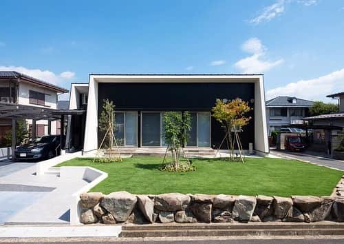feve casaのインスタグラム：「モダンな平屋  芝の緑がまぶしい「はなあふ家」は、古家付きの土地を購入し、解体・新築した物件です。２台分の駐車スペース、寝室２室、ウォークインクロゼット、リビングからキッチンまでつながる広いLDK。 広いテラスはアウトドアリビングとして、春の宵や夏の夕暮れに、素敵な時間を過ごせる場所となりました。  設計：古前極/アーキシップス古前建築設計事務所  他にもたくさんの事例あります。 プロフィールからサイトへ飛んでください。@fevecasa  #家づくり #平屋 #平屋間取り #平屋暮らし #設計事務所とつくる家 #フェブカーサ #fevecasa #テラスのある家」