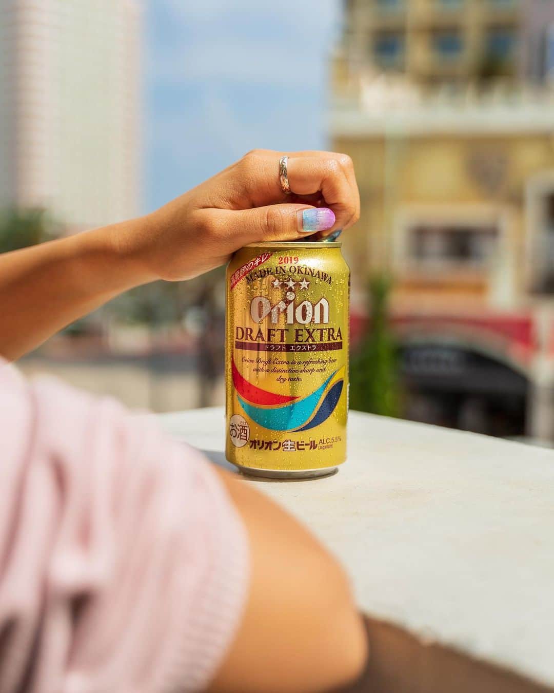 のインスタグラム：「✨期間・数量限定✨ 🍺ドラフトエクストラ2019🍺 . 今日から店頭に並んでますよー、 #ドラフトエクストラ 2019！ . 期間・数量限定らしいです^ ^！ 去年も販売していましたが人気商品のため すぐ売り切れてしまったようですm(_ _)m！ . もう１度お伝えします！期間・数量限定！なので 気になった方はぜひ早めにゲットしてくださいねー🍺！！ . ※展開地域：沖縄県及び奄美群島及び県外他 _______________________________________________________ ・ドラフトエクストラ2019 2017年に創立60周年記念ビールとして発売された オリオンビール史上最高の高発酵醸造ビール。 沖縄県産の素材にこだわり、サトウキビから精製したキビ糖を使用しています。 _______________________________________________________ #ドラフトエクストラ2019#オリオンドラフトエクストラ#オリオンドラフトエクストラ2019#オリオンビール#おきなわLikes#japan#okinawa#沖縄」