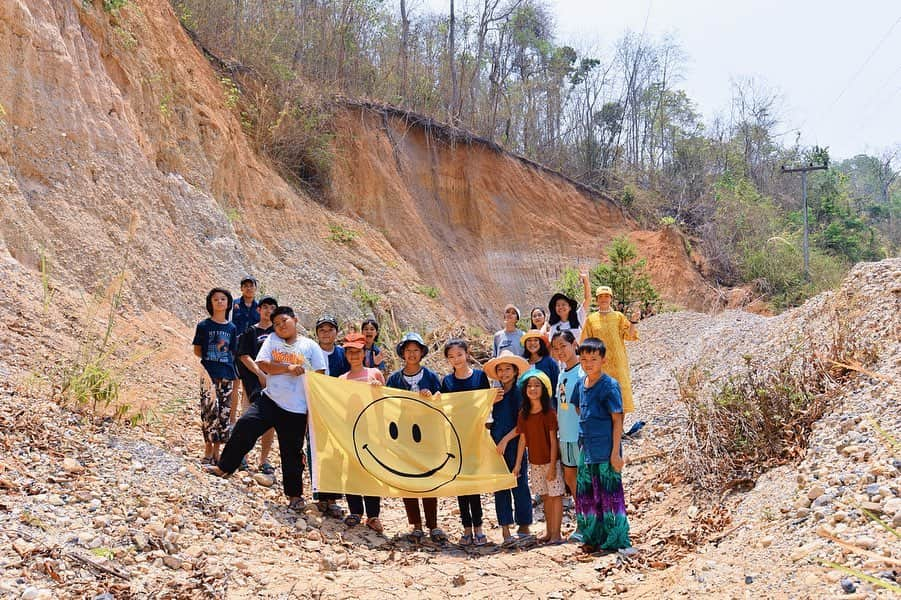 Amata Chittaseneeさんのインスタグラム写真 - (Amata ChittaseneeInstagram)「วิชา: Earth Tone Unfolding เรียนรู้คุณค่าแห่งชีวิตและทักษะเรื่องการสังเกต “เมื่อเท้าของเราติดดินและมีชีวิตติดป่า ธรรมชาติจะกลายเป็นห้องเรียนที่สมบูรณ์ แบบโดยตัวมันเอง และบรรจุทุกวิชาไว้ในนั้นอย่างมีความสัมพันธ์สอดคล้องกัน” @oaknornlen  หินตะกอนหรือหินชั้น (Sedimentary rock) คือ หินซึ่งเกิดจากการสะสมของตะกอน เช่น กรวด ทราย เศษหิน หรือซากพืชและสัตว์ หรือเกิดจากการตกตะกอนทางเคมีในน้ำ แล้วเกิดการแข็งตัว กลายเป็นหิน เนื้อหินตะกอนสามารถบอกเรื่องราวของการกำเนิดหรือสภาพแวดล้อมในอดีตกาลได้ เสมือนกับการบันทึกประวัติศาสตร์ @monjirawan @mint.tita @jadeee.eeee @evemarisa @nnnn.nonza_gk.22 #pearypiegoesgreen #smileynation #แก้งถิ่นนิยม #chiangmai #Chiangdao #pearypieamazingthailand #Thailand thank you @arthitphotography 🐝」5月8日 17時01分 - pearypie