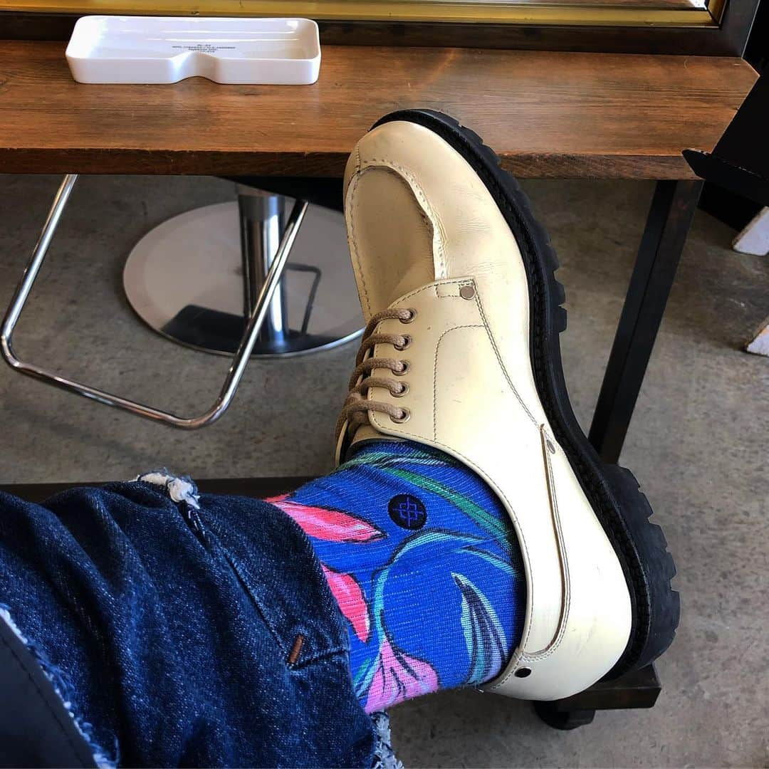 鈴木みのるさんのインスタグラム写真 - (鈴木みのるInstagram)「Today's STANCE  #stancesocks  #stance_japan  イギリス行く前ということで美容院。今日は天気が良いから何となく何となくブルーのスタンスにホワイトレザーのシューズにしてみた。天気が良いっぽい気がする(笑)」5月8日 17時02分 - suzuki.d.minoru