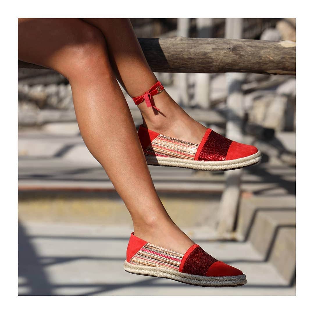 のインスタグラム：「POPPING RED #SUMMER: Enjoy a breathable, #exotic summer in popping red slip on for the hotter months: Sparkly red details give this slip on a desirable and unexpected edge.  Live #vividly, in beautifully bold red.」