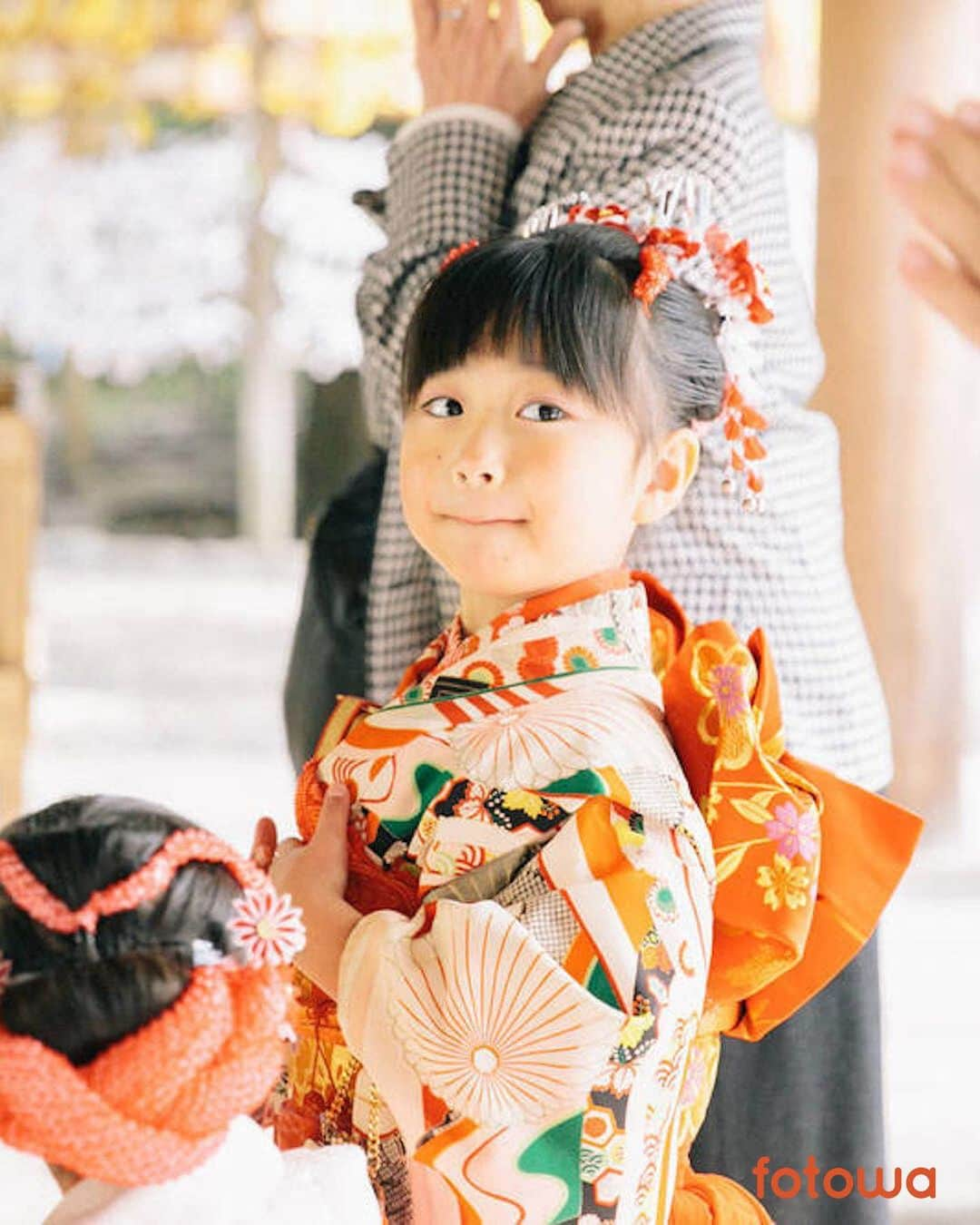 otowa (フォトワ)さんのインスタグラム写真 - (otowa (フォトワ)Instagram)「.﻿ ﻿ 🌱今日のフォトグラファーさん：コヤマ エリカさん🌱﻿ ﻿ 「『大切な人と過ごす時間』をかたちにする﻿ お手伝いが できる喜びを日々感じています。 」﻿ そう語るのは、東京都を中心に活動中の﻿ コヤマエリカさん。﻿ ﻿ 繊細な色使いの写真が得意とのこと。﻿ 日常の何気ないシーンを自然に、﻿ でも特別感を演出しながら切り取ってくださる﻿ フォトグラファーさんです。﻿ ﻿ お部屋に飾りたくなる、何度も眺めたくなる、﻿ そんな素敵なお写真を撮ってみたい！﻿ という方はぜひコヤマさんに﻿ ご相談されてみてはいかがでしょうか💕﻿ ﻿ ...........................﻿ ﻿ ▼コヤマ エリカさんが撮影したお写真はこちら﻿ https://fotowa.com/photographers/erika﻿ ﻿ ﻿ #fotowa #フォトワ #出張撮影 #出張カメラマン ﻿ ﻿ #家族写真 #ファミリーフォト #女の子ママ﻿ #赤ちゃん #親バカ部 #男の子ママ﻿ #赤ちゃんのいる暮らし #育児 #写真好きな人と繋がりたい﻿ #おやばか部 #コドモダカラ﻿ #子育てぐらむ #赤ちゃんのいる生活 #キズナ #子育てぐらむ #イクママ﻿ #ファミリーフォト #新米ママと繋がりたい﻿ #七五三 #七五三ママ #七五三女の子 #753 #七五三写真 #七五三撮影 #七五三3歳 #七五三7歳」5月8日 17時04分 - fotowa.jp