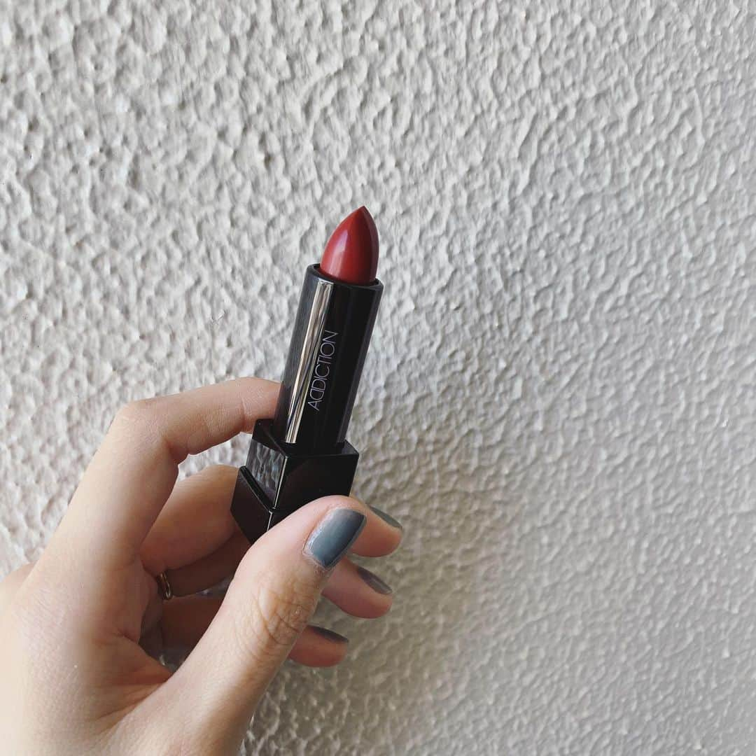 小谷実由さんのインスタグラム写真 - (小谷実由Instagram)「夏に向けての赤を手に入れました💄 マットが大好きだから今まではもったりした濃いめな赤ばかりだったけど、これは薄付きでお気軽🐈 ADDICTION LIPSTICK SHEER 003 Cherry Cherry 🍒  #おみゆ洗面所」5月8日 17時04分 - omiyuno