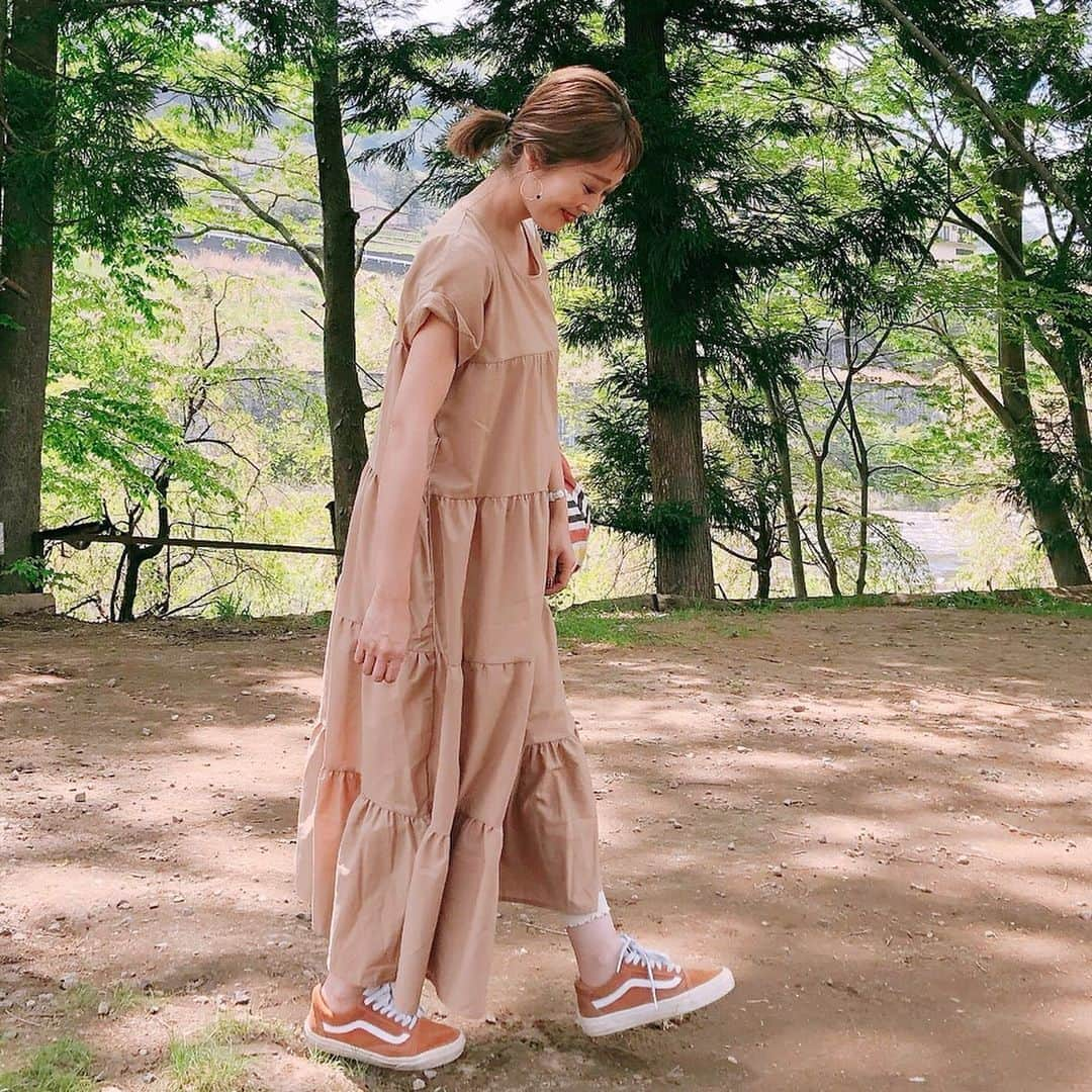 Kikuno Sayumiさんのインスタグラム写真 - (Kikuno SayumiInstagram)「〻family trip〻 ・ ・ ・ 家族と#鬼怒川 へキャンプに行った時のコーデ🏕 ・ BBQと花火が最高に楽しかった☺︎良い思い出できた。 ・ ・ トレンドの#ティアードワンピ は @rico_select のもの꙳★*ﾟ ・ とにかく楽ちん！長めの丈も好き♡♡首にスカーフ巻いたらオシャレ感増しそう💡今度やってみよ。 ・ ワンピは今日21時から発売🙆‍♀️🙆‍♀️ ・ ・ デカバッグは栃木旅行中にsaleでゲット。 @bershkacollection のものだよ♕ ・ ・ ・ ・ onepiece▶ @rico_select outer▶ @myu____official bag▶ @bershkacollection piece▶ @natully_inst ・ ・ ・  #カジュアル#キャンプコーデ#패션스타그램#옷스타그램#오오티디#fashion#ママ#ママコーデ#プチプラコーデ#大人カジュアル#シンプルコーデ#大人可愛い#ジユジョ#マタニティコーデ #ぷんにー#ママリ#ママリファッション#妊娠7ヶ月 #レジャー#お出掛け #ユニジョ#ゴールデンウィーク#GW#キャンプ#myu_pr #myuアンバサダー」5月8日 17時18分 - sayumikikuno