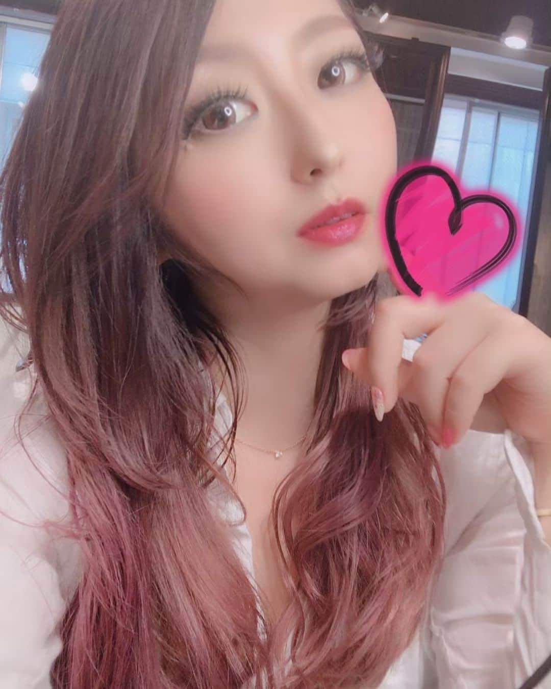 脇坂英理子のインスタグラム：「ゴールデンウィーク前 #久しぶり の #ヘアカラー してきたときの😊タイトルは『#ピンクラベージュ ～りこにゃんなかなか美容院来ないからあえて濃いめのピンクにしたら振り切ってラベンダーが強く出てしまってごめんねカラー🎶‪‪』‪‪𐤔𐤔‬(名付けてるのは #西村さん ) #ピンクベージュ と #ラベンダーグレージュ のミックスみたいな感じかな🤔かなり久しぶりに #ブリーチ もした😎使用してるのは #アプリエ #アディクシーカラー #イルミナカラー #カラーミューズ だそうです✨いつもキレイなカラーにしてくださって #ありがとうございます 💓今カラー落ち着いてきて #めちゃいい感じ 🤩 #hair #haircolor #pinkbeige #lavenderhair #pinkhair #りこにゃん先生」