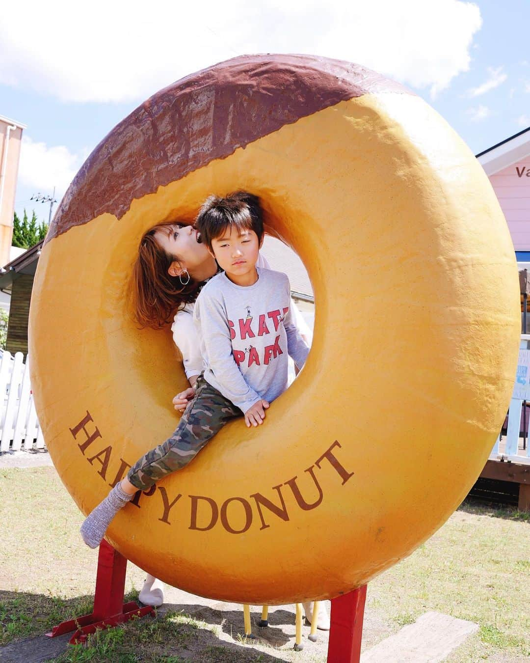 Miki Kanekoさんのインスタグラム写真 - (Miki KanekoInstagram)「ドーナツを食べるタイミングが合わなかった親子👩‍👦 . . . #律儀に靴脱いでる」5月8日 17時18分 - mikiaoba