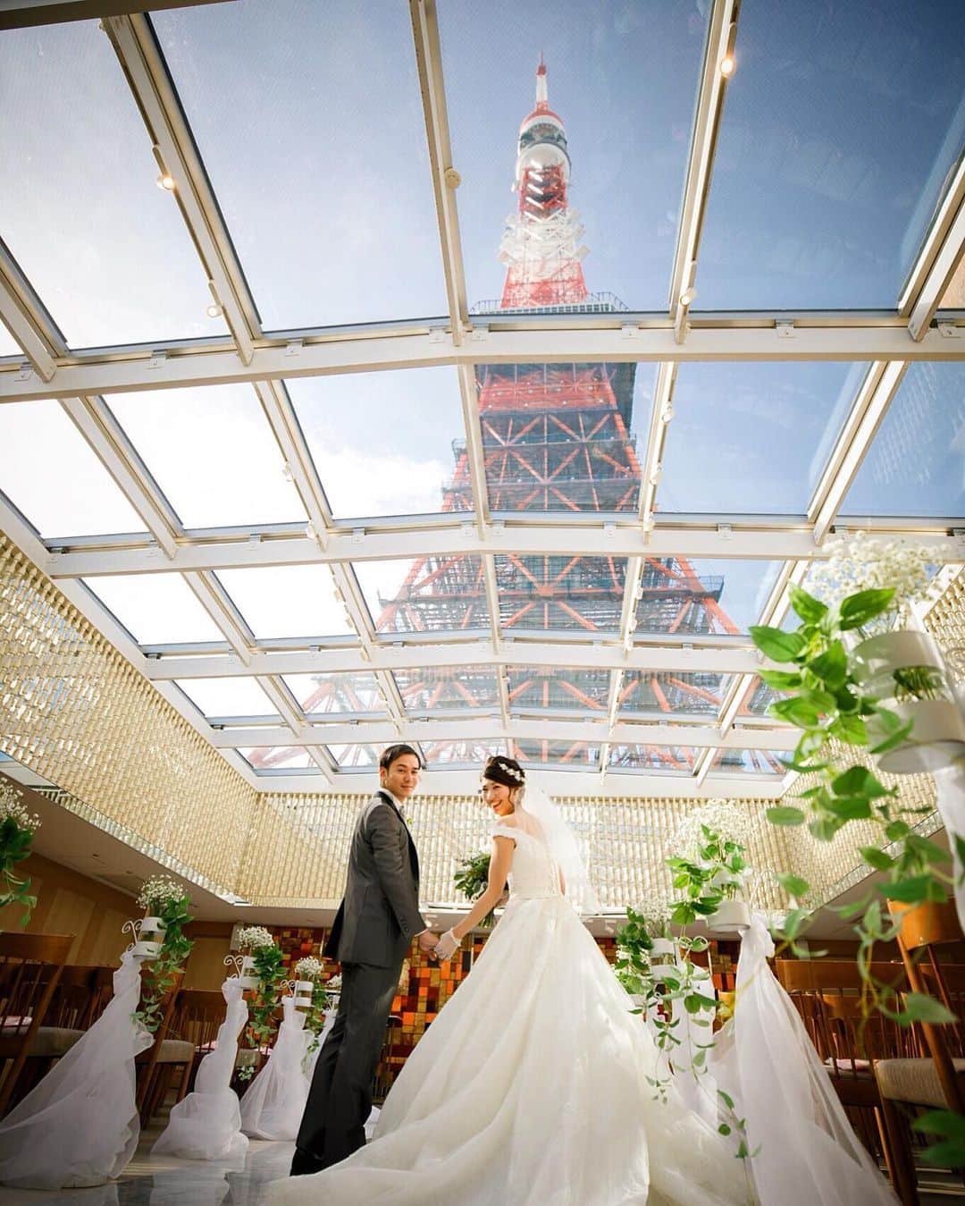 東京タワーの麓の結婚式さんのインスタグラム写真 東京タワーの麓の結婚式instagram 一度見たら忘れられない 東京タワー の麓で叶える結婚式 ここでしか見えない景色 ここにしかないチャペルで 特別なひと時を過ごしませんか 詳細は