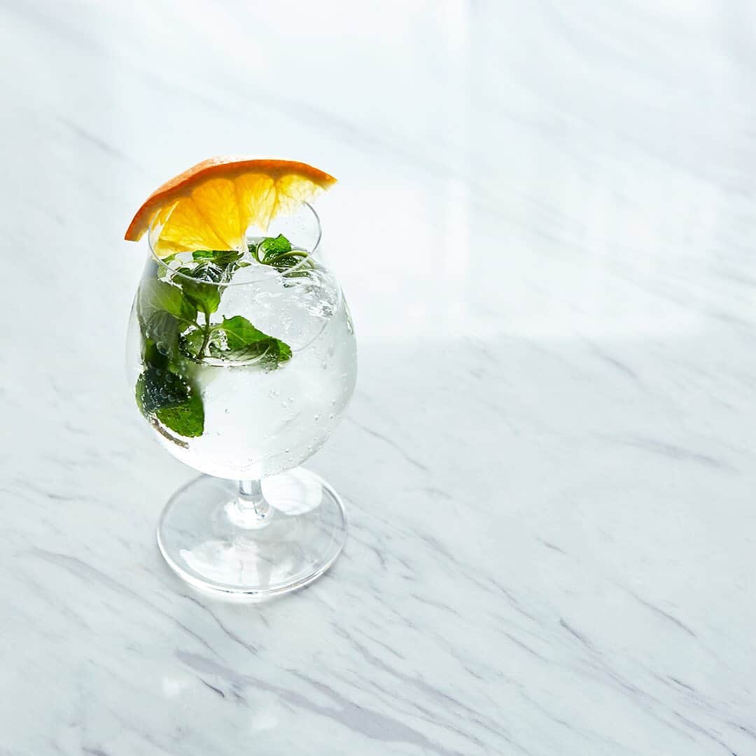 のインスタグラム：「当店4Fのカフェ&コミュニティースペースSHISEIDO THE TABLESでは、季節ごとの食材を活かした、お食事やお飲みものをご用意しております。 ・ 季節の一瞬をとじこめた、SHISEIDO THE TABLES人気のドリンクメニュー、季節のボタニカルソーダ。 今季のソーダは、甘夏とイエルバブエナ（ミント）。 千葉県鴨川の山の甘夏果実とイエルバブエナ（ミント）のすっきりしたシロップを、ソーダ割りにしています。  見た目も涼やかなソーダで、初夏の香りをお楽しみください。  #shiseidothestore #shiseidothetables #季節のボタニカルソーダ #ボタニカルソーダ #ソーダ #甘夏 #イエルバブエナ #ミント #カフェ #cafe #銀座 #tokyoginza」