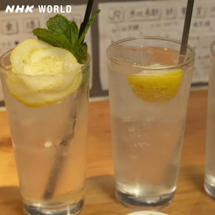 のインスタグラム：「🍋Lemons - Made in Japan! 🍋 Japan has an amazing array of citrus fruit including unique-tasting hybrid lemons fused with Japanese citrus such as yuzu and mikan. Around 30% of Japan’s lemons are grown on a tiny group of islands on the Seto Inland Sea. From hot-pot, to sweets, to lemon-sour - a mix of lemon juice, soda water and shochu, lemons have been absorbed into Japanese cuisine since their first arrival around 150 years ago! Itadakimasu! Kanpai!🤤 See more: Trails to Oishii Tokyo - Lemons. . . #lemon #yuzu #mikan #sudachi #redlemon #citrus #japanesecitrus #saltedlemon #lemonhai #lemonsour #lemonsweets #shochu #SetoInlandSea #ShimanamiKaido #Onomichi #Imabari #Shikoku #Ikuchijima #Koneshima #Setoda #TrailsToOishiiTokyo #ToyosuMarkets #Tsukiji #instagram #instagramjapan #japan #japantravel #nhkworld #nhkworldjapan #nhk」