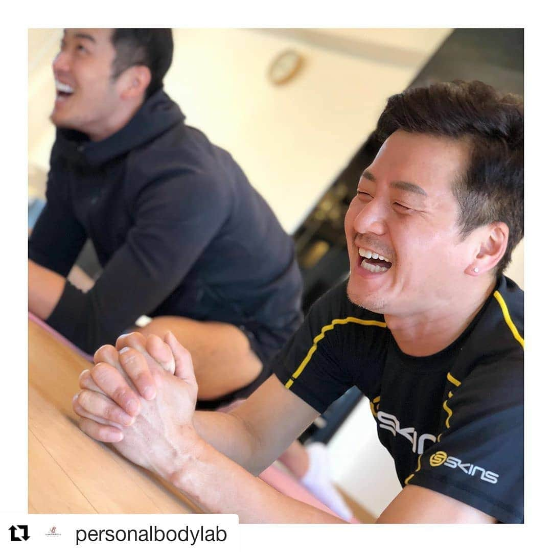 福川雅顕さんのインスタグラム写真 - (福川雅顕Instagram)「. WORKOUTを始めてから15年 結果が出にくくなってへこたれたし 会費だけ払ってる2年間もあったし  リバウンドもしたし 無理して肩も壊したし . 40歳をこえて5年間はやらないといけない年齢になってきて やる気はあるのに頑張りかた解らないし . @personalbodylab に通ってもうすぐ3ヶ月見た目ではハッキリ効果がでてきました  でも測定器では全然ぽっちゃりw 伸び代がまだまだあるってことじゃんって、持ち前のポジティブと向上心で これからもがんばりますw . いつもありがと❗ お陰で最近運動が楽しいし 筋肉痛が喜びですw . . . Repost @personalbodylab (@get_repost) ・・・ Personal Body Lab.ではボディメイクと一言で言っても、トレーナー陣1人1人によって、トレーニング内容や進め方、指導方針が異なります。 ・ 良い意味で個トレーナーが自信を持ち、自分の軸となる指導方針を持ってるということです。(食事指導もです) ・ @masaakifukugawa 福川様は筋力アップを目的としてPBLに通われてるお客様の1人で、本日担当した @rikumaruboy 湯浅トレーナーは"下半身に硬さがあるので、ストレッチから入れました。"と仰ってました。 ・ ただ漠然とトレーニングのみを指導するのではなく、その方その方に『何が足りなくて、どうすれば良いか？』を考えながら指導しています。 ・ 終わった後には"今日のトレーニングも良かった"と言われるように日々努力し続けることもトレーナー陣一同思っており、誰1人として向上心がないトレーナーはいないのがPBLの強みでもあります。 ・ そんなPersonal Body Lab.も今年で3周年☆*。！！ 近いうちにビックニュースを発表致しますので、楽しみに待ってて下さい😆✌️ #personalbodylab  #personaltraining #pbl #training #gym #beforeafter #fashion #beauty #fitness #strength  #weigthloss  #abs #core #fitnessgirl #トレーニング #ジム #パーソナルトレーニング #西麻布 #パーソナルボディラボ #アルデンテボディ #ヒップアップ #シックスパック #逆三角形 #筋トレ #ジム活 #産後ダイエット #メリハリボディ #トレーナーの強み」5月8日 17時26分 - masaakifukugawa