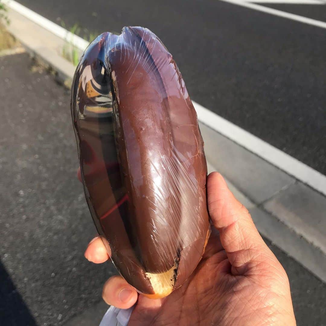 MAX鈴木さんのインスタグラム写真 - (MAX鈴木Instagram)「北高崎で買ったチョコバナナパン 🍞気合が入り過ぎてた🍌🍫 一本丸々て👻  #北高崎 #chocolate #banana」5月8日 17時27分 - max_suzuki