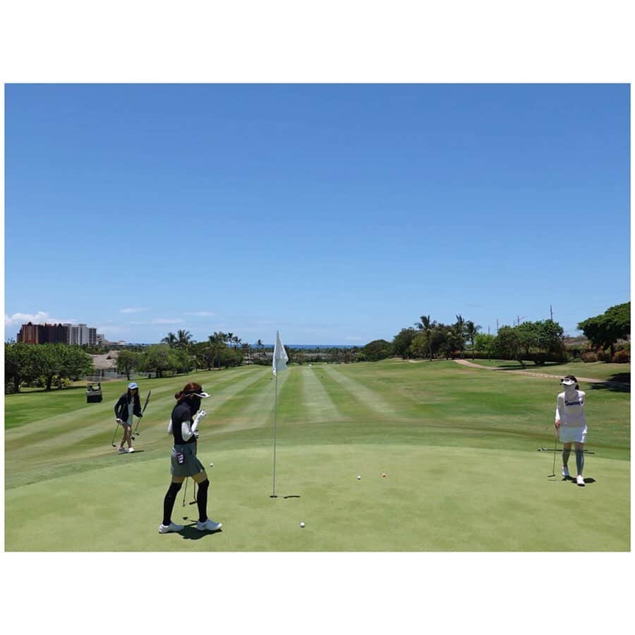 芦崎愛さんのインスタグラム写真 - (芦崎愛Instagram)「憧れのコオリナにも行ってきました🌴 どこを切り取っても絵になる絶景！わたしたちのフェイスカバーはさておき。笑 #koolinagolfclub #golf #hawaii #絶景 #キャロウェイベア #ゴルフ」5月8日 17時19分 - mana_ashizaki