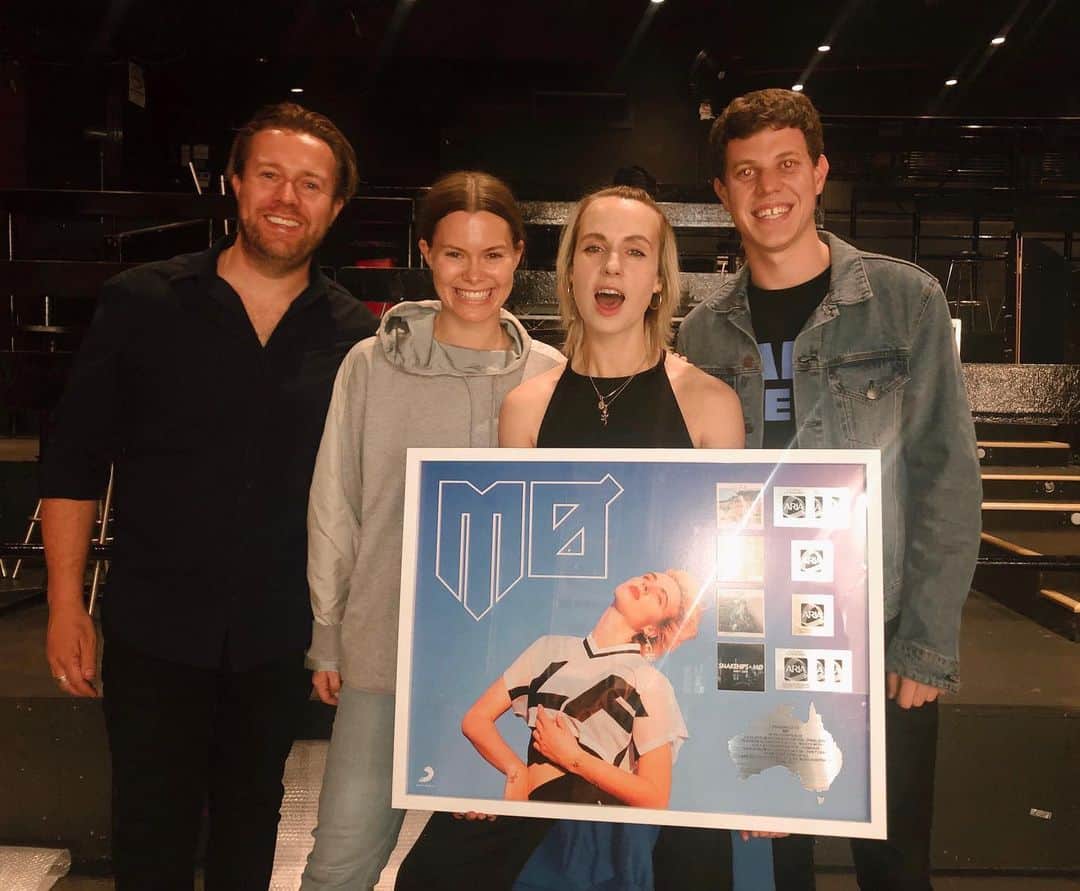 MOさんのインスタグラム写真 - (MOInstagram)「Yay Australia I freakin looooove u!! 3x platinum on Don't Leave & Final Song, platinum on Nights With You and gold on Kamikaze!! I'M ONE HAPPY GAL RIGHT NOW! Thank you @sonymusicaustralia you guys are the best 💕🇦🇺💕!! Celebrating by playing Sydney tonight and I can't wait!!! 💋」5月8日 17時24分 - momomoyouth
