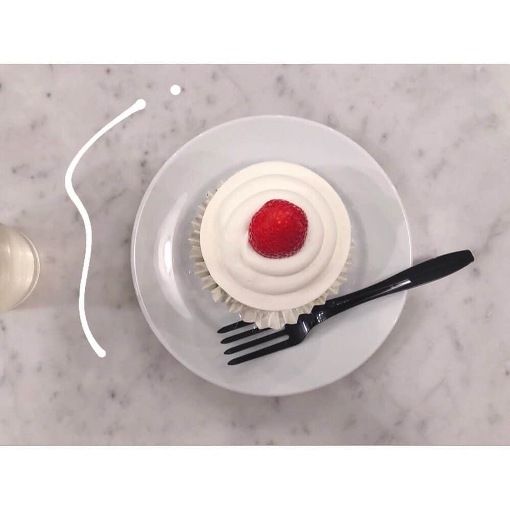 やっこさんのインスタグラム写真 - (やっこInstagram)「🍰﻿ ﻿ ﻿ ﻿ ﻿ ﻿ ﻿ たまにはご飯投稿も🍴﻿ ﻿ この前食べたケーキ🍰﻿ #PARIYA ってお店だよ〜おいしかた！﻿ ﻿ ケーキは結構大きめで、﻿ これだけでもお腹いっぱい…！﻿ ﻿ 個人的には、ドリンクバーでミルクと豆乳があったので﻿ カフェラテもソイラテも作れてテンション上がった！笑﻿ ﻿ とにかく映えててオススメです(？)﻿ ﻿ ﻿ ﻿ ﻿ ﻿ みなさんGWはいかがお過ごしでしたか〜？﻿ ﻿ 超会議からはじまり、﻿ Q'ulleで配信したり﻿ にぎ爆で久しぶりの踊イベだったり、﻿ BNVさんの対バンで名古屋に行ったり！﻿ ﻿ 色んな人に会えて﻿充実してたな〜✨ ﻿ 会いに来てくれたみんな、﻿配信見てくれたみんな、 ありがとう💗﻿ ﻿ ﻿ ﻿ アジアツアーもそろそろ始まるし﻿ みんな楽しみにしていてね😘﻿ ﻿ ﻿ ﻿ ﻿ コメントでみんなのGWどうだったか教えて〜🥰﻿ ﻿ ﻿ ﻿ ﻿ ﻿ ﻿ #やっこ #yakko #カフェ #ケーキ #原宿カフェ﻿ #ショートケーキ #パリヤ #gw #カフェ巡り」5月8日 17時24分 - yakko928