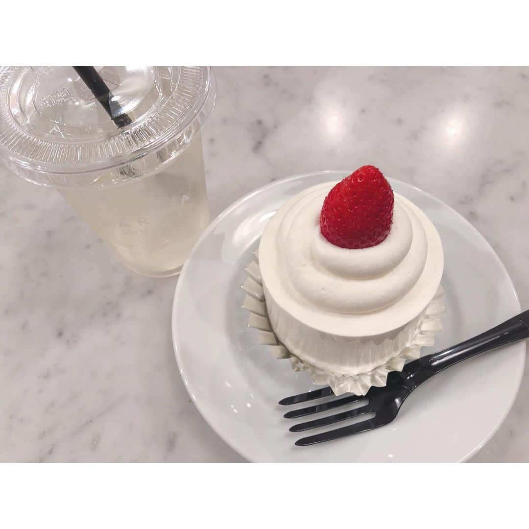 やっこさんのインスタグラム写真 - (やっこInstagram)「🍰﻿ ﻿ ﻿ ﻿ ﻿ ﻿ ﻿ たまにはご飯投稿も🍴﻿ ﻿ この前食べたケーキ🍰﻿ #PARIYA ってお店だよ〜おいしかた！﻿ ﻿ ケーキは結構大きめで、﻿ これだけでもお腹いっぱい…！﻿ ﻿ 個人的には、ドリンクバーでミルクと豆乳があったので﻿ カフェラテもソイラテも作れてテンション上がった！笑﻿ ﻿ とにかく映えててオススメです(？)﻿ ﻿ ﻿ ﻿ ﻿ ﻿ みなさんGWはいかがお過ごしでしたか〜？﻿ ﻿ 超会議からはじまり、﻿ Q'ulleで配信したり﻿ にぎ爆で久しぶりの踊イベだったり、﻿ BNVさんの対バンで名古屋に行ったり！﻿ ﻿ 色んな人に会えて﻿充実してたな〜✨ ﻿ 会いに来てくれたみんな、﻿配信見てくれたみんな、 ありがとう💗﻿ ﻿ ﻿ ﻿ アジアツアーもそろそろ始まるし﻿ みんな楽しみにしていてね😘﻿ ﻿ ﻿ ﻿ ﻿ コメントでみんなのGWどうだったか教えて〜🥰﻿ ﻿ ﻿ ﻿ ﻿ ﻿ ﻿ #やっこ #yakko #カフェ #ケーキ #原宿カフェ﻿ #ショートケーキ #パリヤ #gw #カフェ巡り」5月8日 17時24分 - yakko928