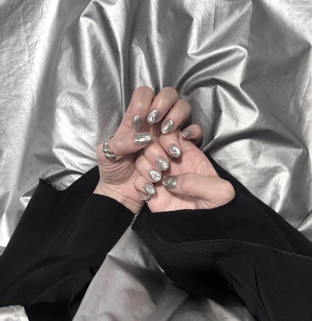 中村くるみさんのインスタグラム写真 - (中村くるみInstagram)「Silver and clear nails @___h.i.y.o.r.i #gelnails #silvernails」5月8日 17時25分 - __k_r_m__