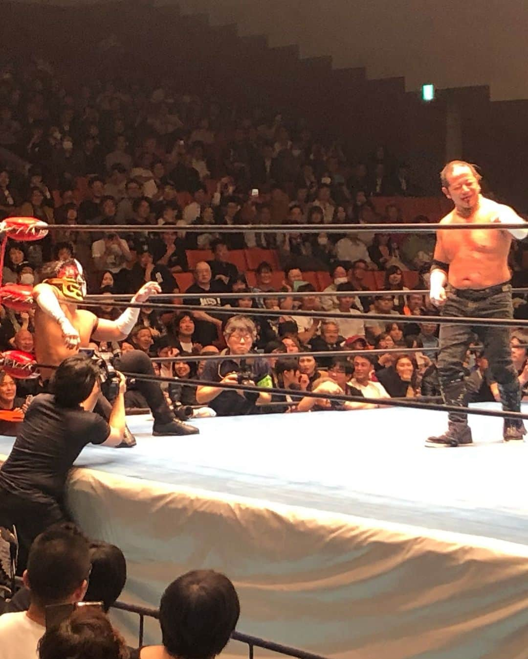 夏目麻央さんのインスタグラム写真 - (夏目麻央Instagram)「昨日は久々プロレスデー☺︎ 令和初後楽園ホール〜☆ デスペさんが色々持ってきたのを見たときの葛西さんのニヤニヤが素敵でした✨  新しい週プロのロゴかわいいな〜♡ SANADAくんかっこいいな〜♡♡ ヒロムスタンプも最高〜♡♡♡ #mememe #タカタイチ #後楽園ホール #葛西純 #エルデスペラード #黒潮イケメン二郎  #週間プロレス  #SANADA #高橋ヒロム  #プロレス総選挙 #投票しなきゃ  #1番好きなの誰問題」5月8日 17時29分 - yellowbarbie_m