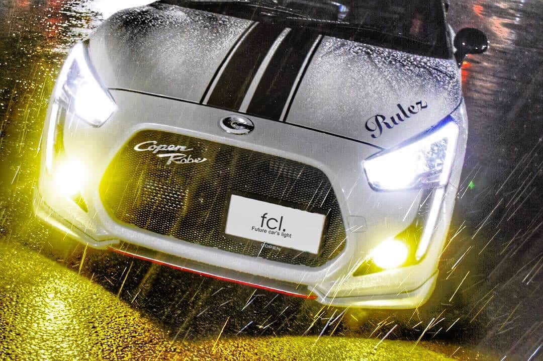 fcl.(エフシーエル)さんのインスタグラム写真 - (fcl.(エフシーエル)Instagram)「. 雨×愛車のめちゃくちゃかっこいいお写真を撮影していただきました。 オーナー:mio様 (@npm280 ) 車種:#コペンローブ #LA400K 平成26年式 . #fclカラーチェンジLEDバルブ 雨の日は、黄色に変えてます♪ 見やすい便利カッコイイ! . ▶お買いものは写真内のタグをタップ！ またはプロフィールのリンクからどうぞ →@fcl_ledhid . . . . . #fcl #車のある風景 #カスタムカー #車いじり #愛車 #写真好きな人と繋がりたい #車好き #車好きな人と繋がりたい #車撮影 #車好きと繋がりたい #ファインダー越しの私の世界 #車の写真が好きな人と繋がりたい #copen#la400k##love#sportscar#コペンのある生活#好き#オープンカーのある生活#車#コペン#スポーツカー女子#車好き女子#スポーツカー好きな人と繋がりたい#車好き女子と繋がりたい #イエローフォグ」5月8日 17時30分 - fcl_ledhid