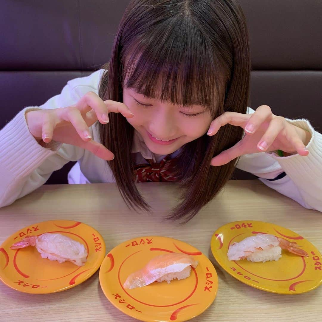 新倉愛海さんのインスタグラム写真 - (新倉愛海Instagram)「おすし！！！🍣 最近はジャンボとろサーモンにハマってます(*´-`)💓 #アプガ2 #新倉愛海 #制服 #お寿司」5月8日 17時31分 - ami_niikura_uug2ki