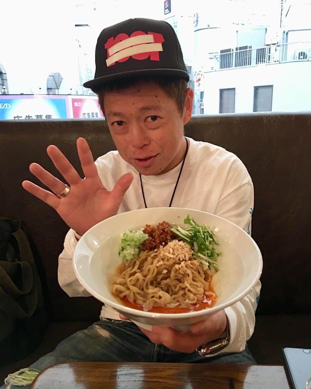 GO!皆川さんのインスタグラム写真 - (GO!皆川Instagram)「‪渋谷にある元RADWIMPSギタリストの斉木祐介さんが手がける汁なし担々麺の店『担担担』へGOして来ました。‬ ‪坦坦好きな上に痺れ好きなので、最高の一杯。‬ ‪もうまた食べたくなってる。‬ ‪ネゴさんは汗かいて食べてました。笑‬ ‪また行く。‬ ‪イチさん、いつもありがとうございます！‬ ‪#坦坦担 #渋谷 #痺れ ‬」5月8日 17時32分 - go_minagawa