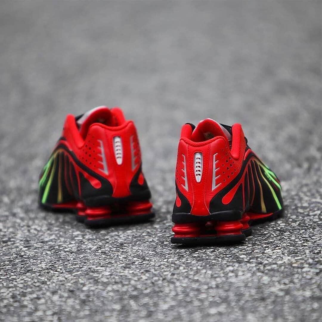 HYPEBEASTさんのインスタグラム写真 - (HYPEBEASTInstagram)「@hypebeastkicks: Here’s a closer look at @neymarjr’s @nike Shox R4 sneaker in a special vibrant red and green colorway. Detailing includes “NEYMAR” emblazoned on the silver tongue in green with a playful twist on the familiar Shox “S” logo rotated to read “N.” Its release date and pricing is yet to be announced, so stay tuned. Photo: @gc911」5月8日 17時33分 - hypebeast
