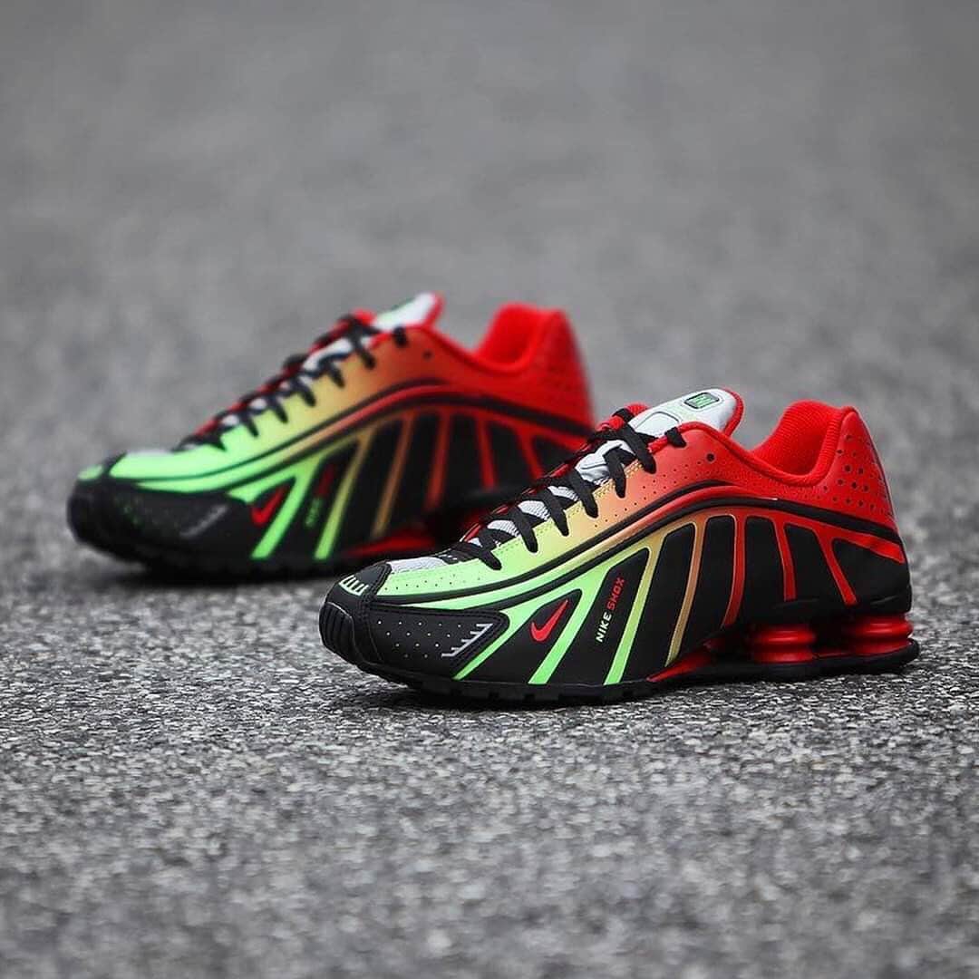 HYPEBEASTさんのインスタグラム写真 - (HYPEBEASTInstagram)「@hypebeastkicks: Here’s a closer look at @neymarjr’s @nike Shox R4 sneaker in a special vibrant red and green colorway. Detailing includes “NEYMAR” emblazoned on the silver tongue in green with a playful twist on the familiar Shox “S” logo rotated to read “N.” Its release date and pricing is yet to be announced, so stay tuned. Photo: @gc911」5月8日 17時33分 - hypebeast