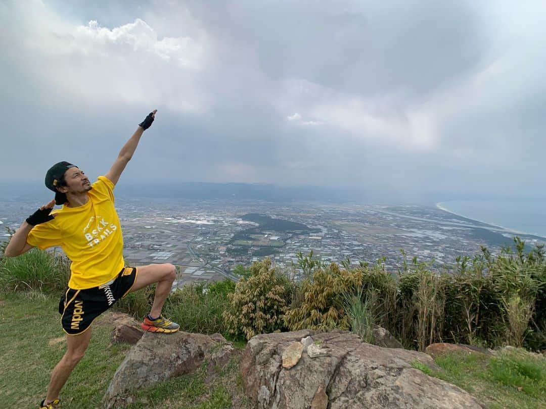 春日潤也さんのインスタグラム写真 - (春日潤也Instagram)「皆さん山は気持ちえーですよ✌️🏔🏔🏔🏔🏔🏔🏔🏔🏔🏔 BSKK ACTでも @hitoyama_ さんがガイドしてくれますよ！！美味い空気って綺麗な景色を一緒に眺めましょ😁  BSKK ACT「HITOYAMA CAMPHIKE & TRAILRUN」  山陰のしぜんをからだひとつで楽しむ"コト"を展開するトレイルガイドチームHITOYAMAから発信されるのは、自然をダイレクトに感じることができる本格アクティビティ！これは外せないですよ〜！ →参加申し込みはBSKKのHPにあるBSKK ACT内のブランドバナーからお入りください！  三瓶山の自然豊かなフィールドでキャンプって、ほんと最高だよね！ でも、キャンプサイトからもう一歩だけ足を伸ばしてみてほしい そこには、自然を感じるわくわくな瞬間がまっている 《キャンプサイトからハイキングに出かけよう！》 ー 樹木や花の匂い 　ー 自然の色 　ー 鳥や獣の存在 　ー 大地の感触 　ー 風の気持ち良さ 五感フルオープンにして、自然を感じる瞬間を 仲間と一緒に楽しもう ----- ▼ アクティビティ詳細 【SANBE HIMENIGE HIKE】 ・５／１８(土)　① 10:00-12:00 ② 14:00-16:00 ・５／１９(日)　③ 10:00-12:00 ④ 14:00-16:00 ▶︎ HIKE PLAN キャンプサイトをスタートして、自然林あり高原ありのトレイルをみんなでゆるく歩きます。 みどころいっぱいのトレイルでは、 覚えているとこれからも楽しめるような自然のみかたをガイドが伝授します。 コースの途中からはゆるやか下り坂になるので、みんなでトレイルラン！ もちろん走らなくてもOKです。そのとき、自分がどう感じたかが大切！ 走りたいとおもえたら、走ってみましょう。 最終地の草原では、グループスナックタイム(休憩)です。 お菓子を食べながらハイクのふりかえりトークをしましょう。 最終地フィールドは芝生、はだしになって三瓶の大地を楽しみましょう。 ▶︎ HIKE MEMO コース：距離 約3km・2時間 持ち物：グループスナックタイムで食べたいおやつ 募　集：全4回・各回15名 申　込：https://forms.gle/uxwxY3MVtqpM4gar9 条　件： ・3km程度つづけて歩ける方 ・乳幼児の場合は、保護者がキャリーアップで参加可(一般的な抱っこ紐でOK) 料　金：1,500円（保険代を含む） ----- 【SANBE MORNING HIKE】 ５／１９(日)　AM 5:00-6:00 ▶︎ HIKE PLAN 5:00の日の出時間に合わせてキャンプサイトをスタート。 まだ薄暗い草原の中をのんびり歩きます。 高低差はほとんどなし。 夜から朝へうつろいゆく時間を楽しむために、歩きましょう。 明るくなっていく森の姿や、朝の森のきもちよさ、 この時間にしか出会えない三瓶の森へ。 ▶︎ HIKE MEMO コース：距離 約1.5km、1時間 持ち物：ゆっくり歩くので、冷え込んだ場合は防寒着 時　間：５／１９(日)　AM 5:00-6:00 募　集：15名　 申　込：https://forms.gle/NiD5ARSNetdU241X8 条　件：どなたでも参加OK 料　金：1,000円（保険代を含む） ----- 【SANBE MORNING TRAILRUN】 ５／１９(日)　AM 7:30-8:30 ▶︎ TRAILRUN PLAN キャンプサイトからスタートしてトレイルヘッドから三瓶の森へ向かいます。 朝日のさしこむ森の中は、朝にしか味わえない空気でいっぱいです！ 集まった方に合わせたペースでゆるく走ります。 トレイルラン初心者・経験者問わず大歓迎！ 三瓶の森の朝のきもちよさを楽しみましょう ▶︎ TRAILRUN MEMO コース：距離 約3km・1時間 服　装：走りやすい格好 時　間：５／１９(日)　AM 7:30-8:30 募　集：15名　 申　込：https://forms.gle/iasu632fbDXn5uva6 条　件：ロードを5km程度つづけてジョグペースで走れる方 料　金：500円（保険代を含む） ----- 【各アクティビティ共通事項】 集　合：開始10分前に総合受付へ その他：小雨決行、荒天中止 ※BSKK ACT入場料が別途¥500必要です  BSKK ACT 2019 .5/18.19 COME ON 18日(土)午前10時-午後5時 19日(日)午前9時-午後4時 入場料:大人¥500、18歳以下無料(CAMPinの方はサイト料金に含まれています) 開催場所:大山隠岐国立公園 三瓶山北の原キャンプ場(オートサイト、常設テントをご利用の方は直接北の原キャンプ場へお問い合わせください)  #bskk #nataldesign #chums #voiry #somabito #grindlodge #slak #karin #blockheadmotors #trippin #hitoyama_ #ilsurf #pratyaya #二宮楽 #keimakawai #tastebrooklyn #からあげラボ」5月8日 17時43分 - junya_kasuga