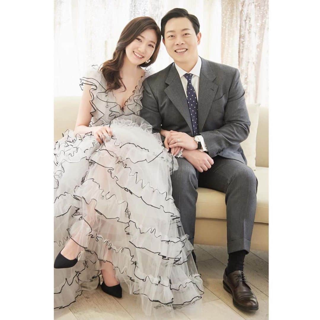 SOYOO BRIDALさんのインスタグラム写真 - (SOYOO BRIDALInstagram)「Jenny Packham by  S O Y O O B R I D A L 🔖 . 🖤☁️🖤☁️ 🖤☁️ . . #제니팩햄  #소유브라이덜 #가봉스냅 #멋진커플 #애정드레스🖤 repost @blossomlimze ✨」5月8日 17時38分 - soyoobridal_official