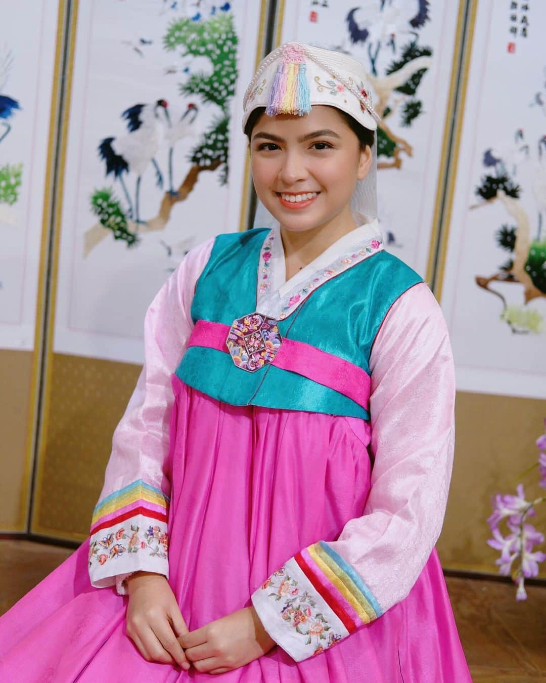 Alexa Ilacadさんのインスタグラム写真 - (Alexa IlacadInstagram)「Annyeonghaseyo! 🌸✨ #alexastravels @aerialtravelandtours08 #traditionalhanbok #fujifilmphlifestyle #fujifilmxalexa #fujifilmxa5」5月8日 17時40分 - alexailacad