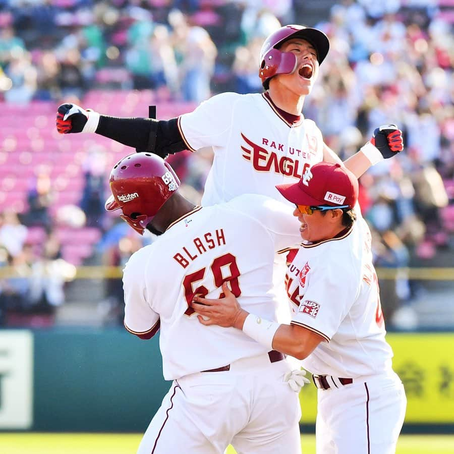 東北楽天ゴールデンイーグルスさんのインスタグラム写真 - (東北楽天ゴールデンイーグルスInstagram)「⚾️ ⚾️E 8x-7 H⚾️ 7点差をひっくり返して大逆転サヨナラ勝利✨✨✨ 最後は辰己選手が決めた‼️猛打賞2打点の活躍‼️ 絶好調のブラッシュ選手が2本の2ランを放ち大暴れ💪🏼 ロングリリーフとなった戸村選手は4回ノーヒット👑 そしてキャプテン銀次選手が5安打と抜群の存在感👍🏼 #rakuteneagles #RESTART #日本一の東北へ #辰己涼介 #ブラッシュ #戸村健次 #銀次」5月8日 17時41分 - rakuten_eagles