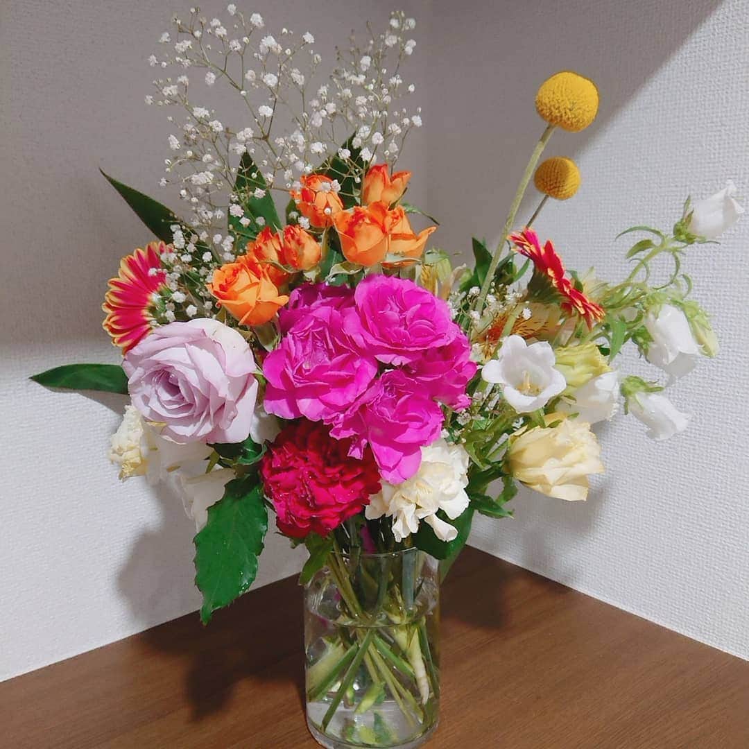 和泉杏さんのインスタグラム写真 - (和泉杏Instagram)「最近お花を頂くことが多かったので、 花瓶を3つ買いました♪ . その中のひとつがコレ♥️ . 玄関に飾ってます(*^▽^*) . 疲れて帰ってきて、お花が出迎えてくれるのって なんか素敵ーーー(*´ー｀*) . 今日も頑張ります！！！ . ★5/8（水）★ 『ケイダッシュシルバーライブ』 場所■新宿ハイジアV-1 時間■18:30開場／19:00開演 料金■前売1300円／当日1500円 . 是非＼(^▽^)／ . . #お花 #癒される #お花のある家 #いいね #かわいい #flower #home #myhome #ハルカラ #芸人 #事務所ライブ #行ってきます #お見送り」5月8日 17時45分 - izumikyou