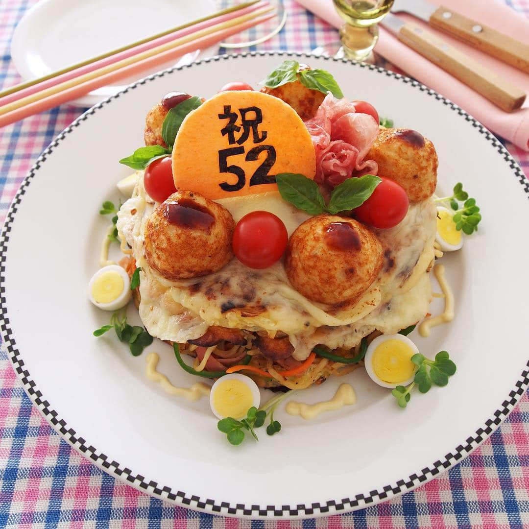 テーブルマークさんのインスタグラム写真 - (テーブルマークInstagram)「【祝ごっつの日！ケーキ風デコのみ焼】 . 5月2日「ごっつの日」制定を記念して、「ごっつ旨い」シリーズをどーんと使って、ケーキ風にデコレーションしました。 . ▼材料（1個分） ❁「ごっつ旨い お好み焼」：１枚 ❁「ごっつ旨い お好み焼 ぶた玉」：１枚 ❁「ごっつ旨い たこ焼（18個）」：５個 ❁冷凍「麺屋武蔵監修　中華麺」：１玉 ❁とろけるスライスチーズ：２～３枚 【塩焼きそばの材料】 ❁にんじん（せん切り）：15g ❁ピーマン（細切り）：1/2個 ❁ベーコン（短冊切り）：１枚 ❁サラダ油：小さじ１ ❁鶏がらスープの素：小さじ1.5 ❁酒：大さじ１ ❁塩・こしょう：少々 【デコレーション】 ❁ミニトマト：５個 ❁うずら（水煮）：３個 ❁貝割れ菜：適量 ❁バジル：適量 ❁生ハム：１～２枚 ❁えびせんべい：１枚 ❁焼きのり：適量 . ▼下準備 冷凍「麺屋武蔵監修　中華麺」「ごっつ旨い お好み焼 ぶた玉」「ごっつ旨い たこ焼」を順にレンジで加熱する . ▼作り方 ①塩焼きそばを作る （1）フライパンにサラダ油を熱し、にんじん、ピーマン、ベーコンを軽く炒める （2）レンジ加熱した「麺屋武蔵監修　中華麺」を加えてほぐし混ぜ、鶏がらスープの素、酒をふり入れる （3）全体がよく混ざったら、塩・こしょうで味をととのえる. （4）お好みでケチャップ、マヨネーズをトッピングする . ②「ごっつ旨い お好み焼」を、レンジ600wで3分20秒加熱する。一度取り出してスライスチーズをのせ、更に3分20秒加熱する . ③ケーキ風に盛付ける （1）皿に「ごっつ旨い お好み焼 ぶた玉」をのせ、添付のソース、マヨネーズ風ソースを塗り、かつお節、青のりをちらす （2）①の塩焼きそば、②のお好み焼を重ねてのせる （3）（2）の上に「たこ焼」、ミニトマト、生ハム、バジルをのせる ※たこ焼にはお好み焼のソースをトッピングする （4）周りにうずら、カイワレを飾り、マヨネーズを絞る ④えびせんべいに海苔でメッセージを書き、③にのせて召し上がれ . #ごっつ旨い #ごっつの日 #お好み焼 #たこ焼 #ケーキ風 #お好み焼きアート #こなもん #簡単レシピ #レシピ #おうちごはん #TableMark #テーブルマーク」5月8日 17時47分 - tablemark_jp